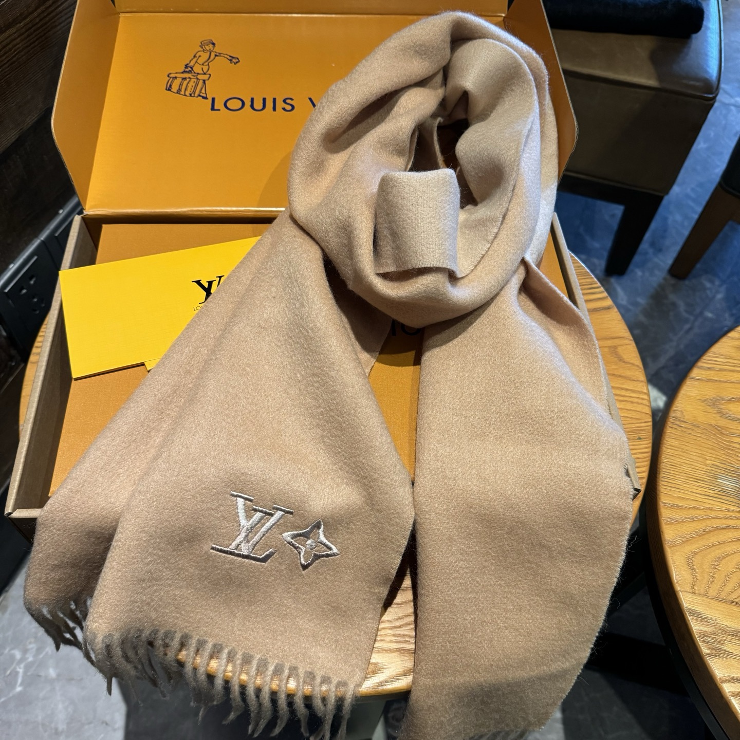 ✨✨怒赞自留，难得的高端男款‼️家属福利‼️LV非常正的男士围巾~面料大爱，非常柔软细腻舒服，‼️大气简