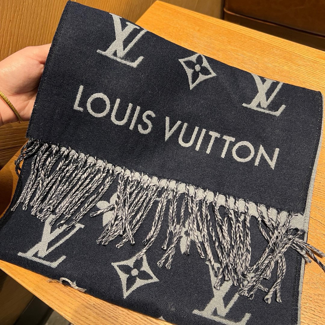 Lv 高品质 ！今年热度最高的围巾All About MNG围巾瞩目放大经典Monogram图案和路易威