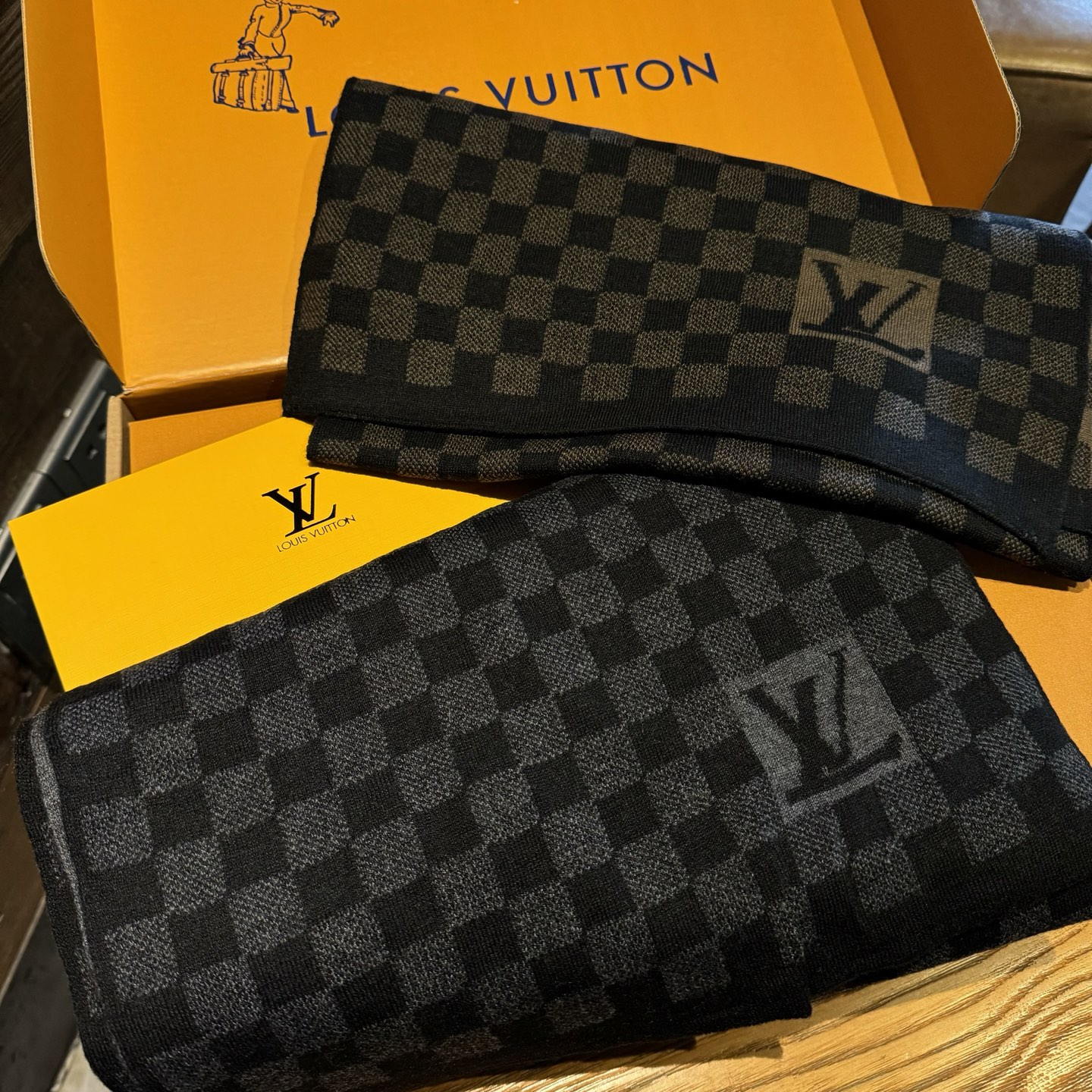 NO:602719,Big news coming  No need to purchase the best checkerboard pattern. This year’s most popular scarf is the presbyopic lettered scarf that is being snapped up all over the world. The main limited edition is the best in the counter. It is also a good thing that is hard to buy even if you have money. It is a serious good thing. The real material is exactly the same. It is said that many counters are out of stock for this kind of very raw material. It is really versatile and gives an upper body air.  The quality UpUp is authentic. I pulled it out and compared it with ours. They are exactly the same. The labels, numbers, tags, and main labels are all exactly the same. Purchase and sell them on behalf of others. It’s fun to buy them. This is an export order from a Hong Kong company. It’s a surprise anyway. Don’t be too little. This kind of specification is getting rarer and rarer and is cherished. The aura of the upper body effect is very powerful!  Purely hand-combed. Absolutely heavyweight!  Different from the structure of the desired scarf, the effect of this scarf is very special. It feels soft and has texture, the yarn is detailed and distinct, and the pattern is very stylish. If you take a picture with a mobile phone, it will amaze the audience. The high-density and fine workmanship of big-name things is really exquisite and ingenious. Specifications: 95 wool + 5 real silk [original fabric] 35*180cm. High version scarf, high version scarf, real silk19860909重磅来袭 免代购极品棋盘格今年最火的围巾全世界都在抢的老花字母款主打的限量大极品专柜也是有钱也很难买到的好玩意儿正儿八经的好东西,真材实料一模一样,这样的一条非常耗原料据说目前很多专柜断货~~真的相当的百搭,上身气质UpUp有正品的拉出来再对比下我们的,简直一模一样,标签编号吊牌主标什么的都是一模一样代购卖＋,买到偷着乐吧,这是一个香港公司的出口订单总之是惊喜.不要嫌少,这种规格越来越少且珍惜.上身效果气场非常强大！纯手工精梳处理.绝对是重磅！不同于希望的围巾组织构造,这款围巾的效果很特别,手感柔软成色有质感,纱线细致分明,版型更是非常有型,用手机拍出来都能惊艳全场高密度精工细作大牌的东西真的非常考究,匠心之作.规格:95羊毛＋5真丝【原版面料】 35*180cm.高版本围巾,高版本围巾,real silk,scarf