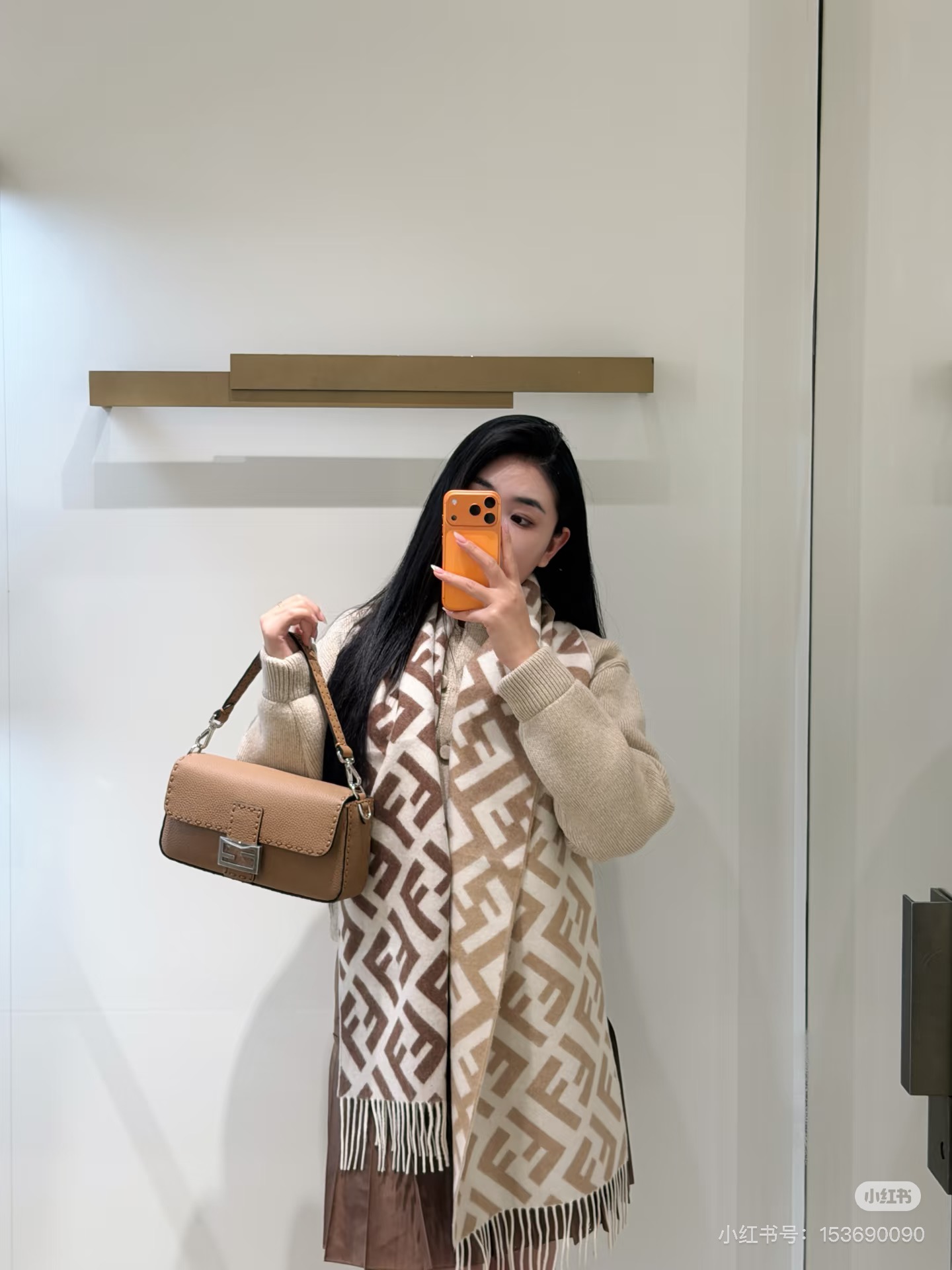 Fendi老花渐变双面羊绒围巾，柔软细腻的双面风格，FF经典提花渐变；柔软的羊绒材质。来自Stefano