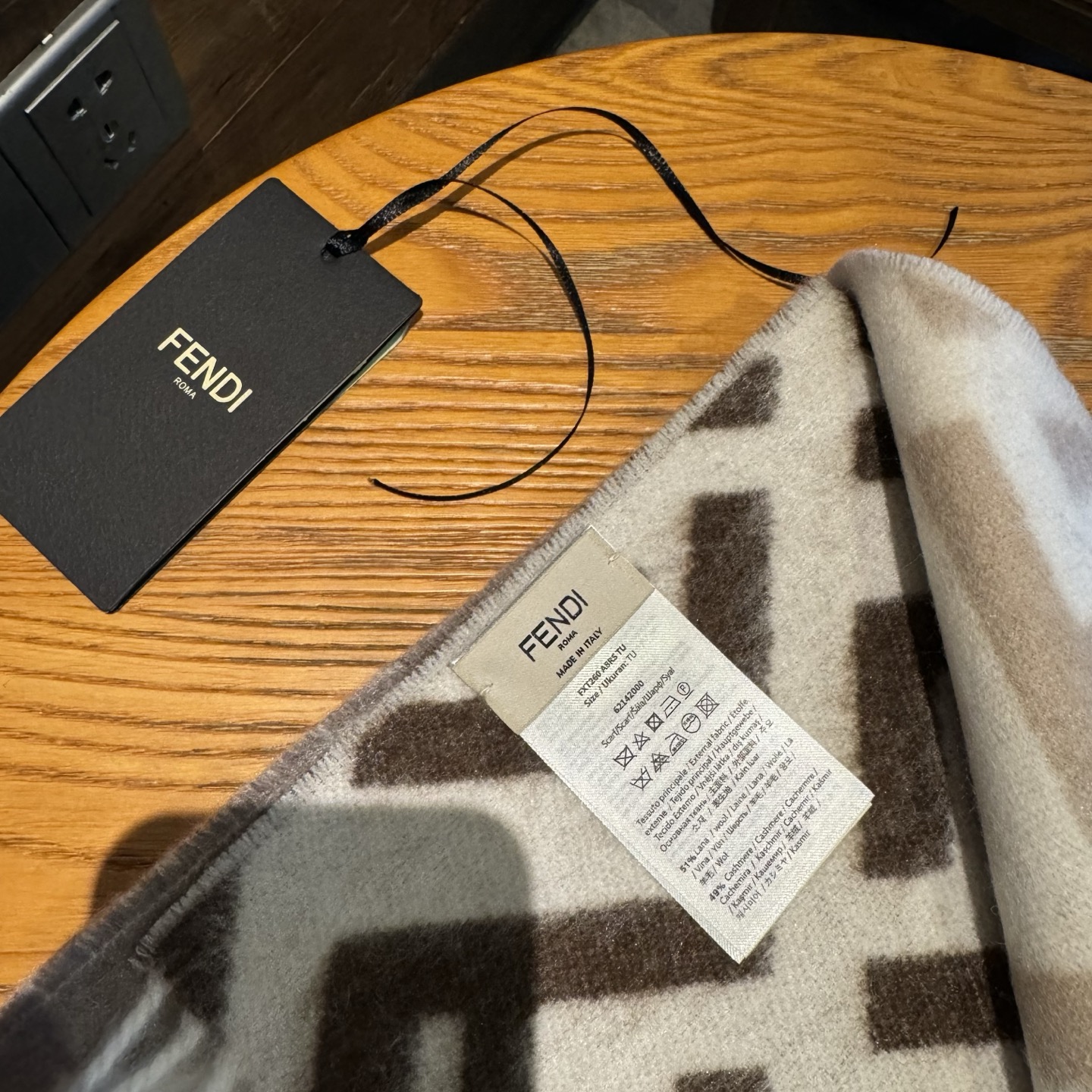 Fendi老花渐变双面羊绒围巾，柔软细腻的双面风格，FF经典提花渐变；柔软的羊绒材质。来自Stefano