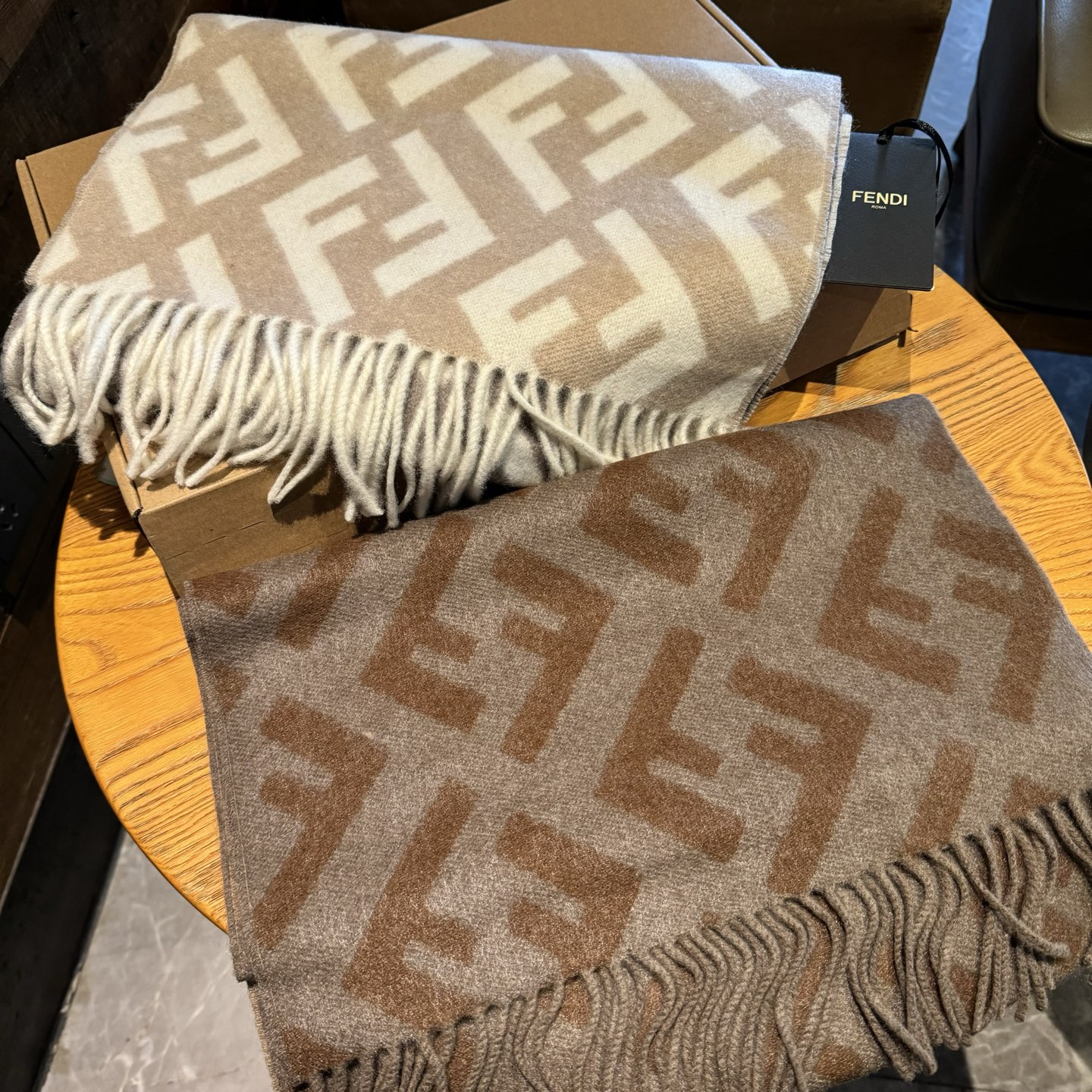 Fendi老花渐变双面羊绒围巾，柔软细腻的双面风格，FF经典提花渐变；柔软的羊绒材质。来自Stefano