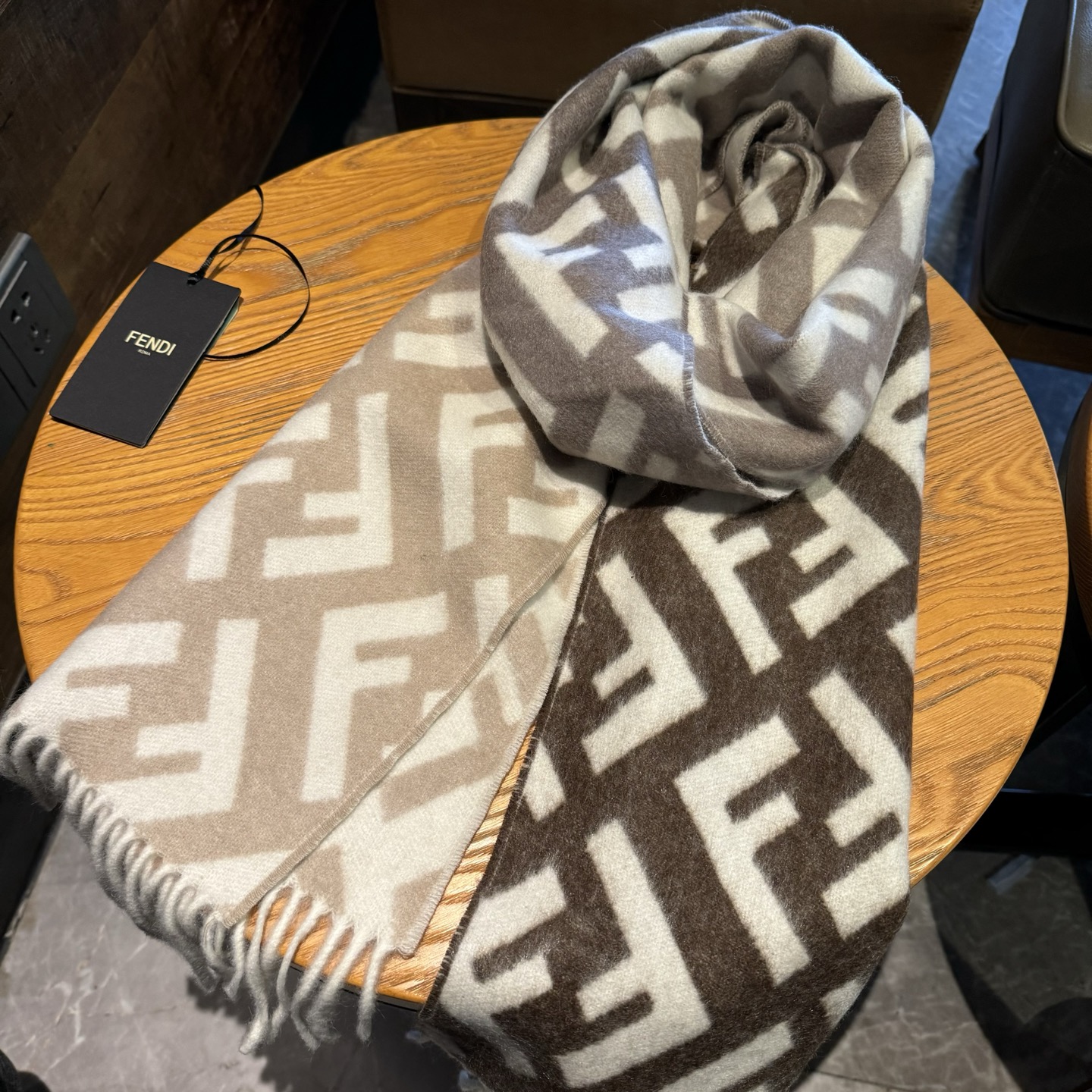 Fendi老花渐变双面羊绒围巾，柔软细腻的双面风格，FF经典提花渐变；柔软的羊绒材质。来自Stefano