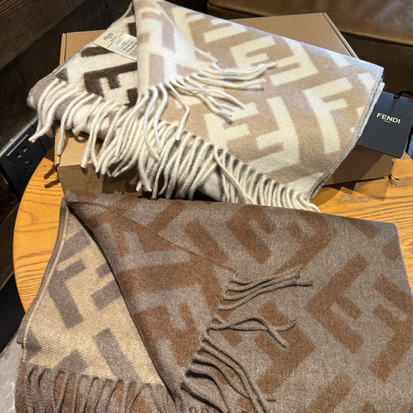 Fendi老花渐变双面羊绒围巾，柔软细腻的双面风格，FF经典提花渐变；柔软的羊绒材质。来自Stefano