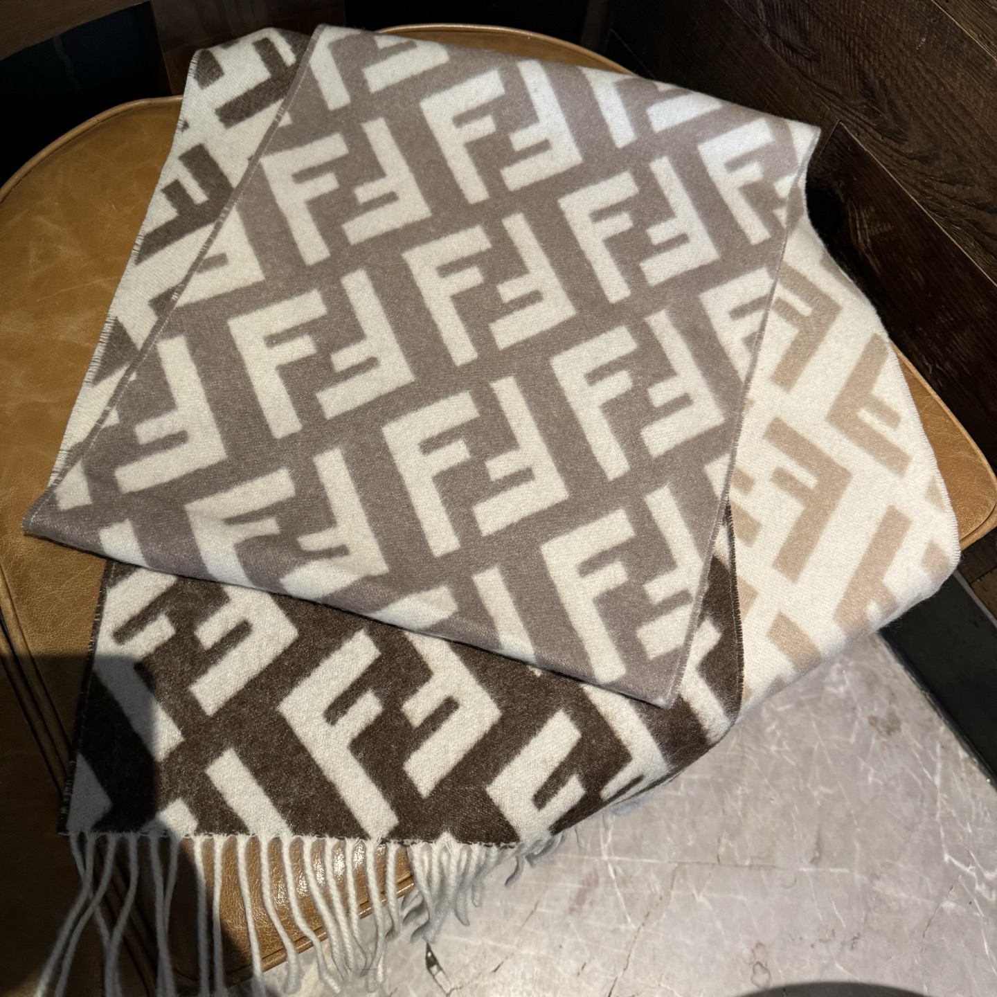 Fendi老花渐变双面羊绒围巾，柔软细腻的双面风格，FF经典提花渐变；柔软的羊绒材质。来自Stefano