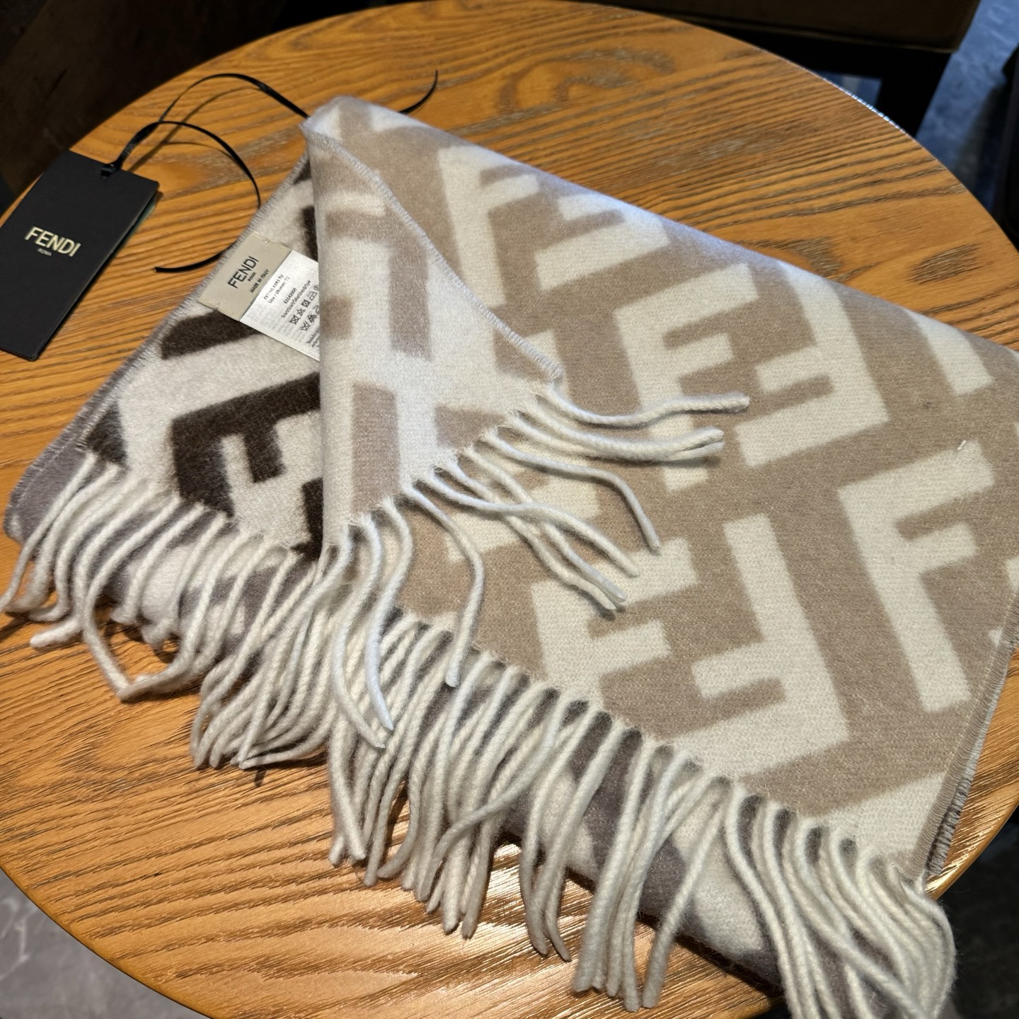 Fendi老花渐变双面羊绒围巾，柔软细腻的双面风格，FF经典提花渐变；柔软的羊绒材质。来自Stefano