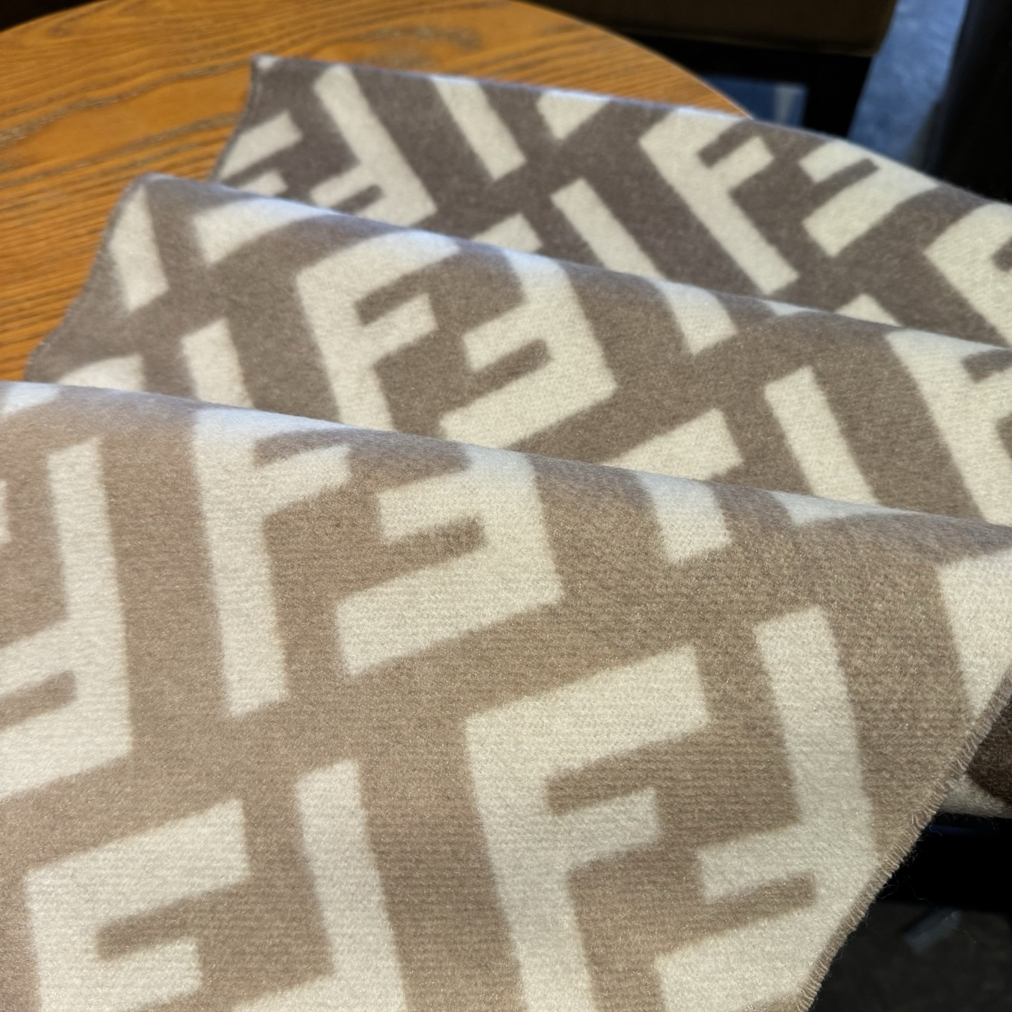 Fendi老花渐变双面羊绒围巾，柔软细腻的双面风格，FF经典提花渐变；柔软的羊绒材质。来自Stefano