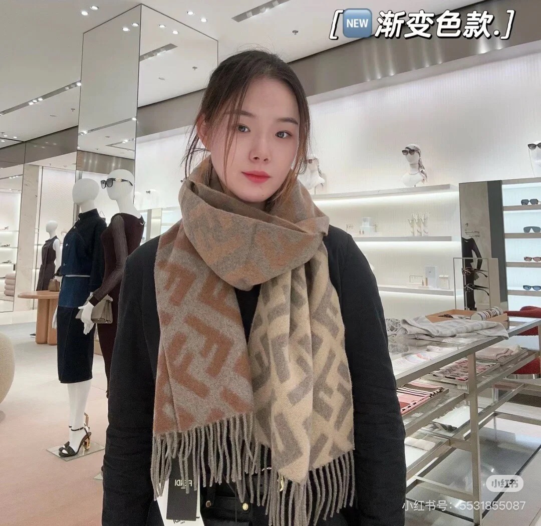 Fendi老花渐变双面羊绒围巾，柔软细腻的双面风格，FF经典提花渐变；柔软的羊绒材质。来自Stefano