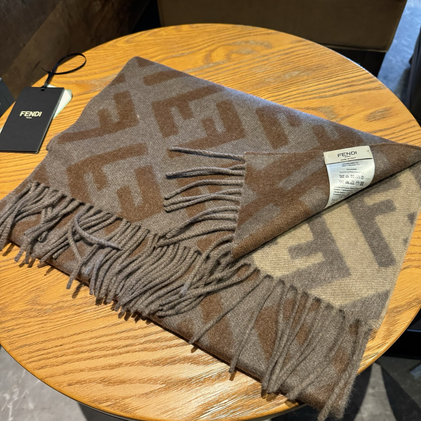 Fendi老花渐变双面羊绒围巾，柔软细腻的双面风格，FF经典提花渐变；柔软的羊绒材质。来自Stefano
