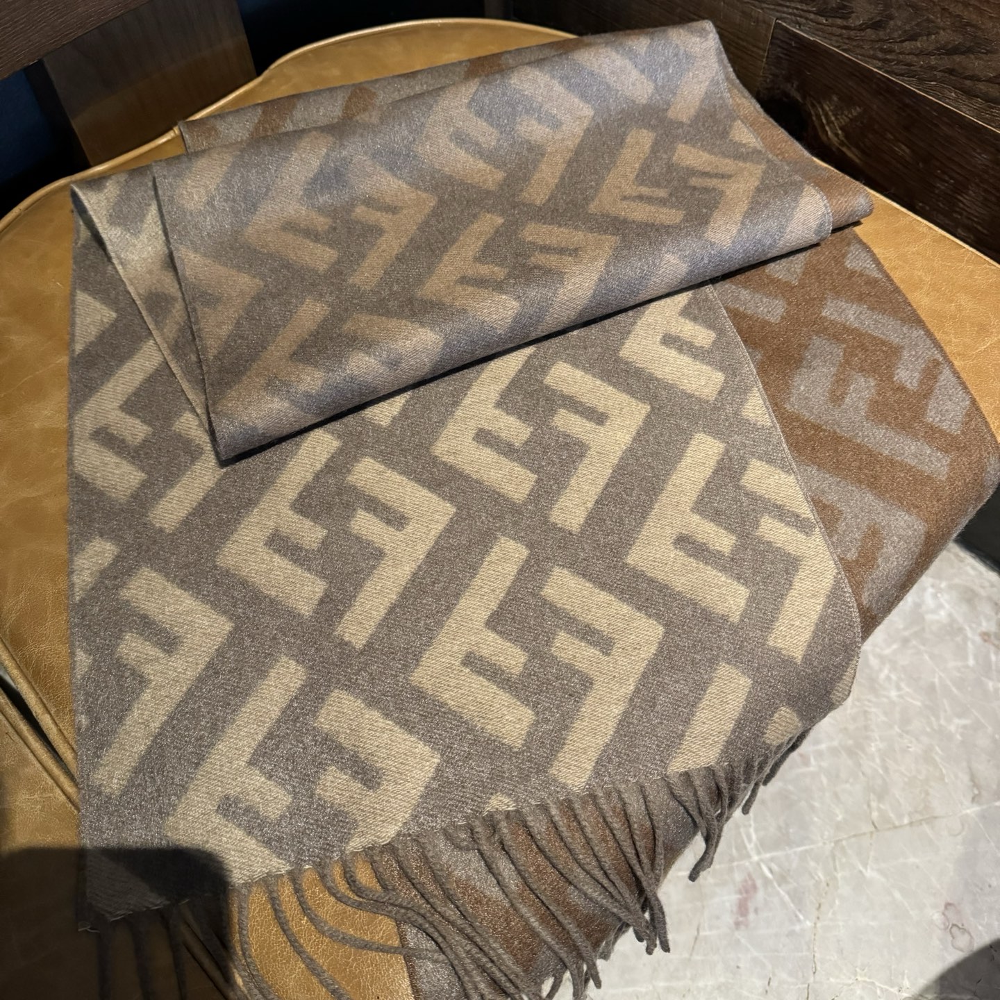 Fendi老花渐变双面羊绒围巾，柔软细腻的双面风格，FF经典提花渐变；柔软的羊绒材质。来自Stefano