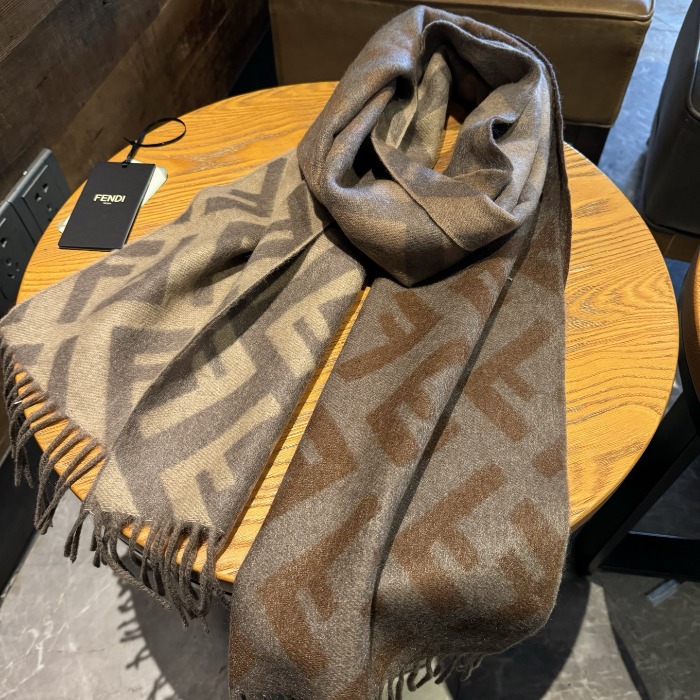 Fendi老花渐变双面羊绒围巾，柔软细腻的双面风格，FF经典提花渐变；柔软的羊绒材质。来自Stefano