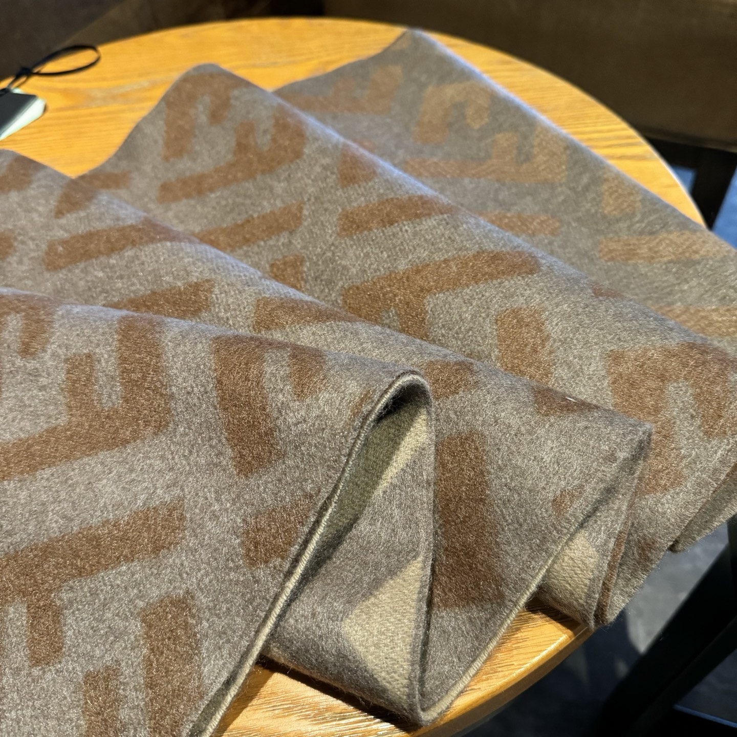 Fendi老花渐变双面羊绒围巾，柔软细腻的双面风格，FF经典提花渐变；柔软的羊绒材质。来自Stefano