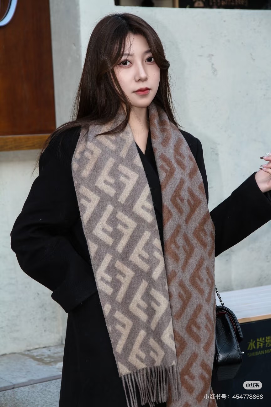 NO:602722,Fendi presbyopic gradient double-sided cashmere scarf, soft and delicate double-sided style, FF classic jacquard gradient; soft cashmere material. From the Stefano Pilati collaborative design series. The gradient effect transitions from brown to beige, decorated with a full white oversized FF pattern. Super gentle and elegant, full of high-end, original single-level quality. The sky-high style is really not to be missed. Specification 35 x180cm  Tassel length 8cmx2, material sherpa, long tassel scarf, soft and skin-friendly high version scarf, high version scarf, fendi19860909Fendi老花渐变双面羊绒围巾,柔软细腻的双面风格,FF经典提花渐变；柔软的羊绒材质.来自Stefano Pilati合作设计系列.渐变效果以棕色向米色过渡,饰有全幅白色超大号FF图案.超级温柔显气质,高级感满满,原单级品质.美出天际的款式 真的不要错过.规格35 x180cm 流苏长度8cmx2,材质羊羔绒,长款流苏围巾,手感柔软亲肤高版本围巾,高版本围巾,fendi,scarf