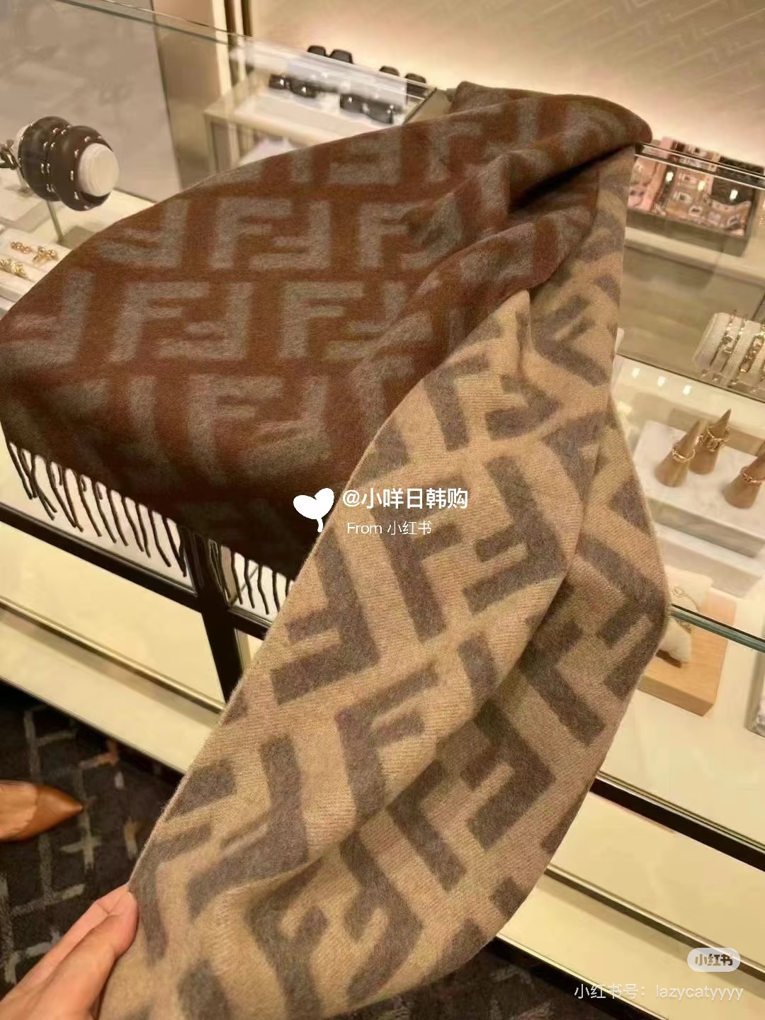 Fendi老花渐变双面羊绒围巾，柔软细腻的双面风格，FF经典提花渐变；柔软的羊绒材质。来自Stefano