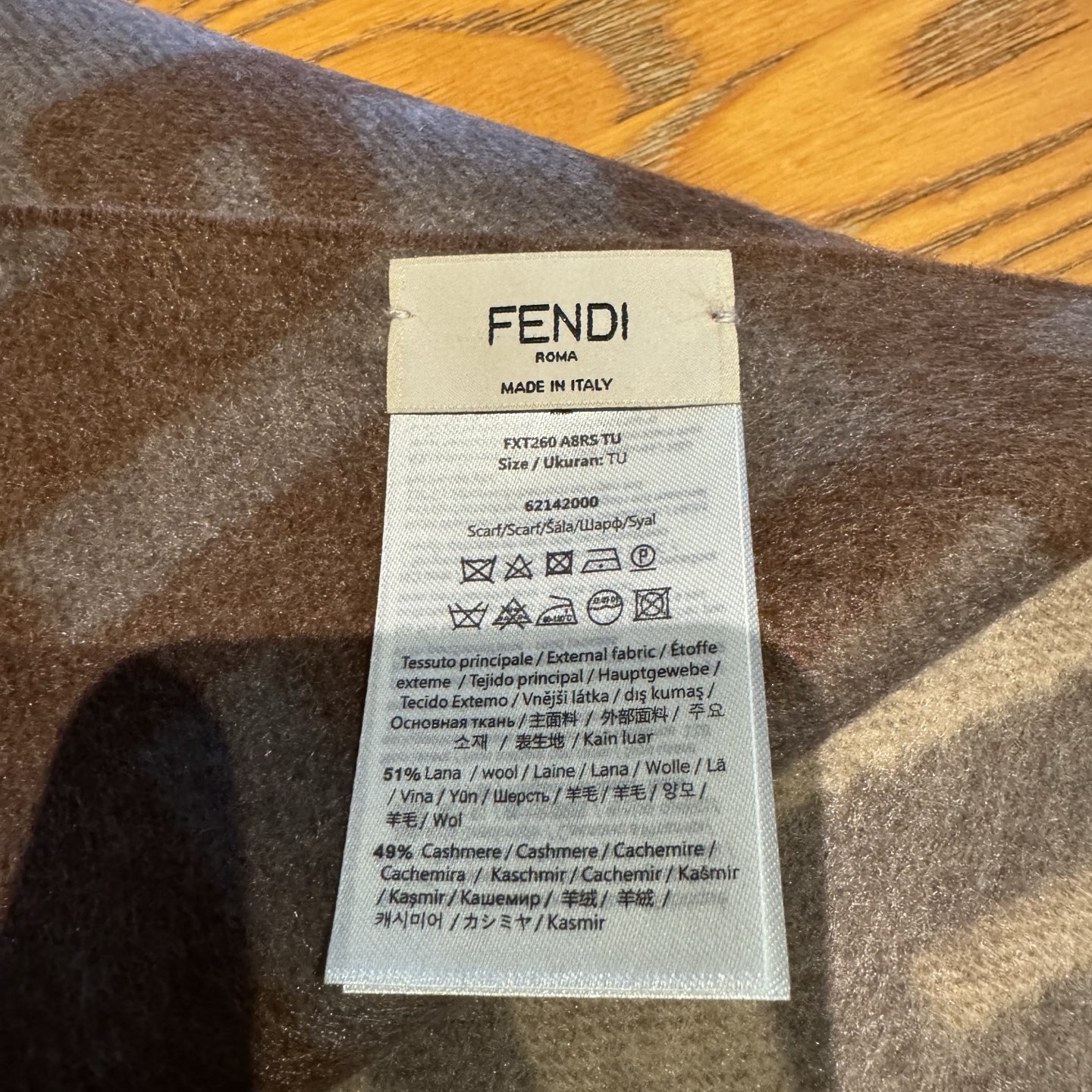 Fendi老花渐变双面羊绒围巾，柔软细腻的双面风格，FF经典提花渐变；柔软的羊绒材质。来自Stefano