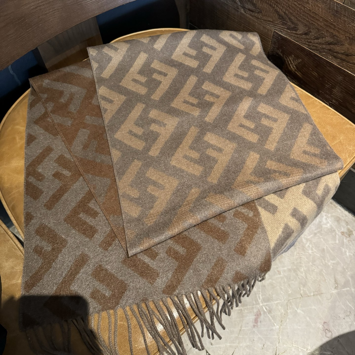 Fendi老花渐变双面羊绒围巾，柔软细腻的双面风格，FF经典提花渐变；柔软的羊绒材质。来自Stefano