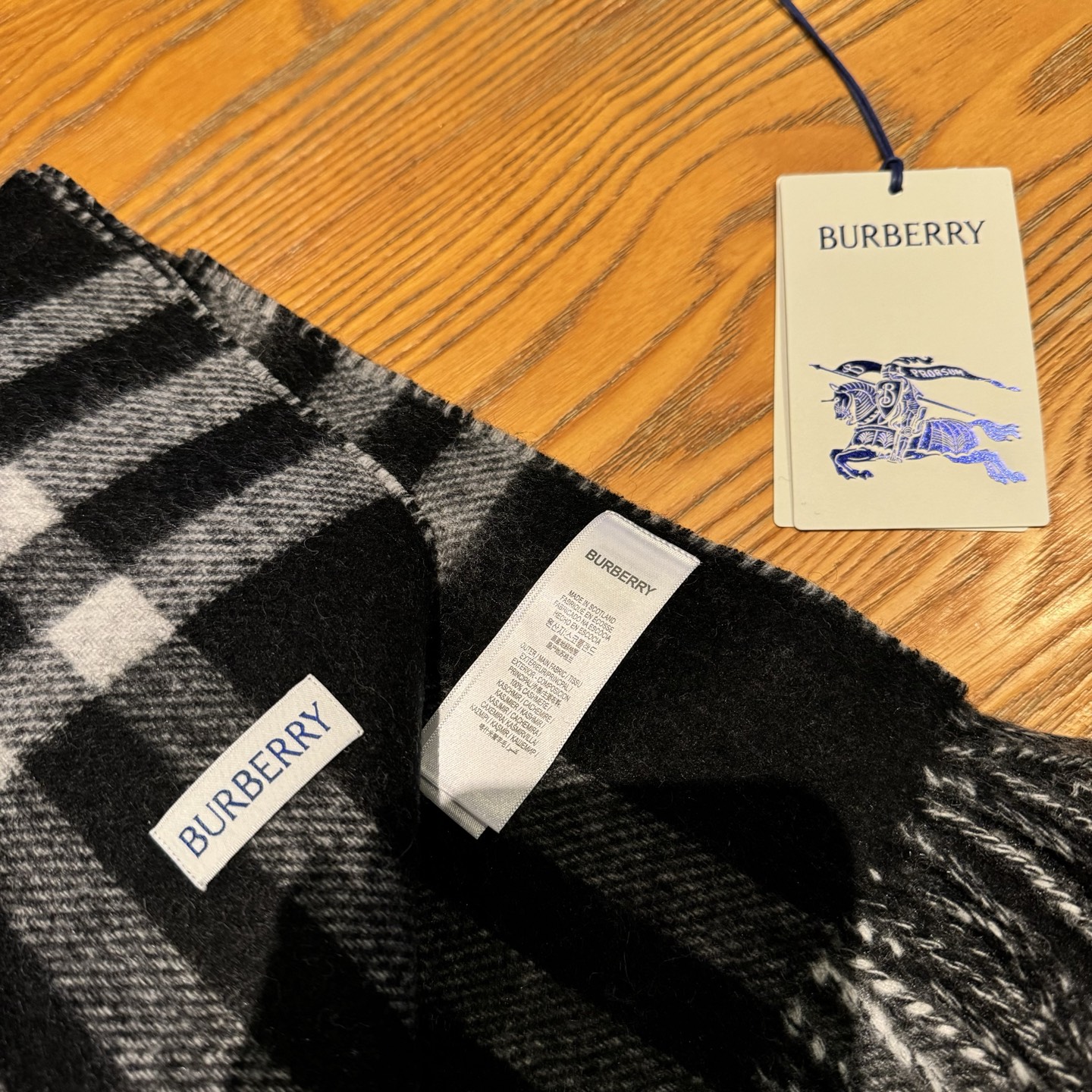 Bur新款战马骑士双面披肩，各种好看，被誉为Burberry今年最美的款，最经典的提花战马徽标➕最美的经