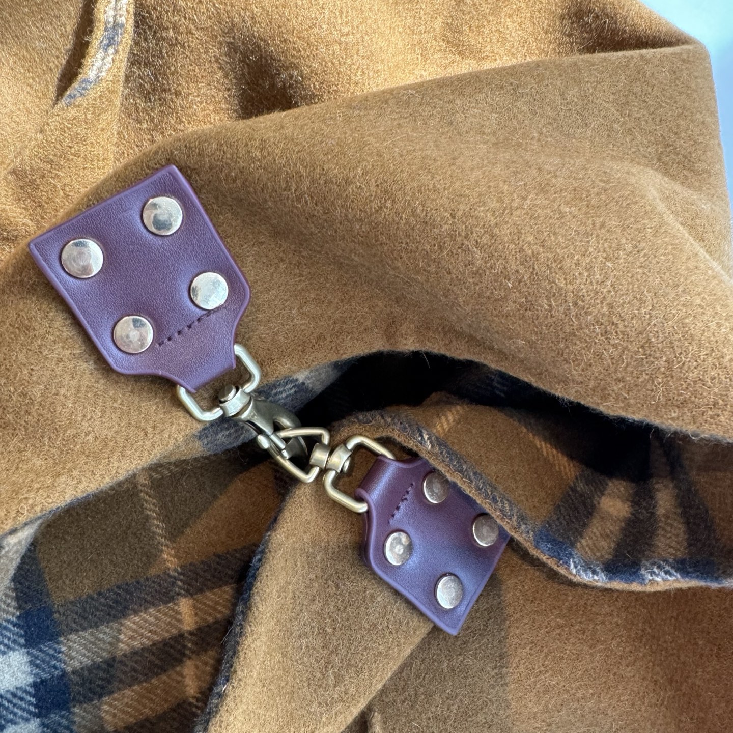 Burberry 新款 羊绒斗篷 搭配 Burberry 格纹内衬 融入马术风格挂扣设计 灵感源自品牌马术骑士徽标EKD