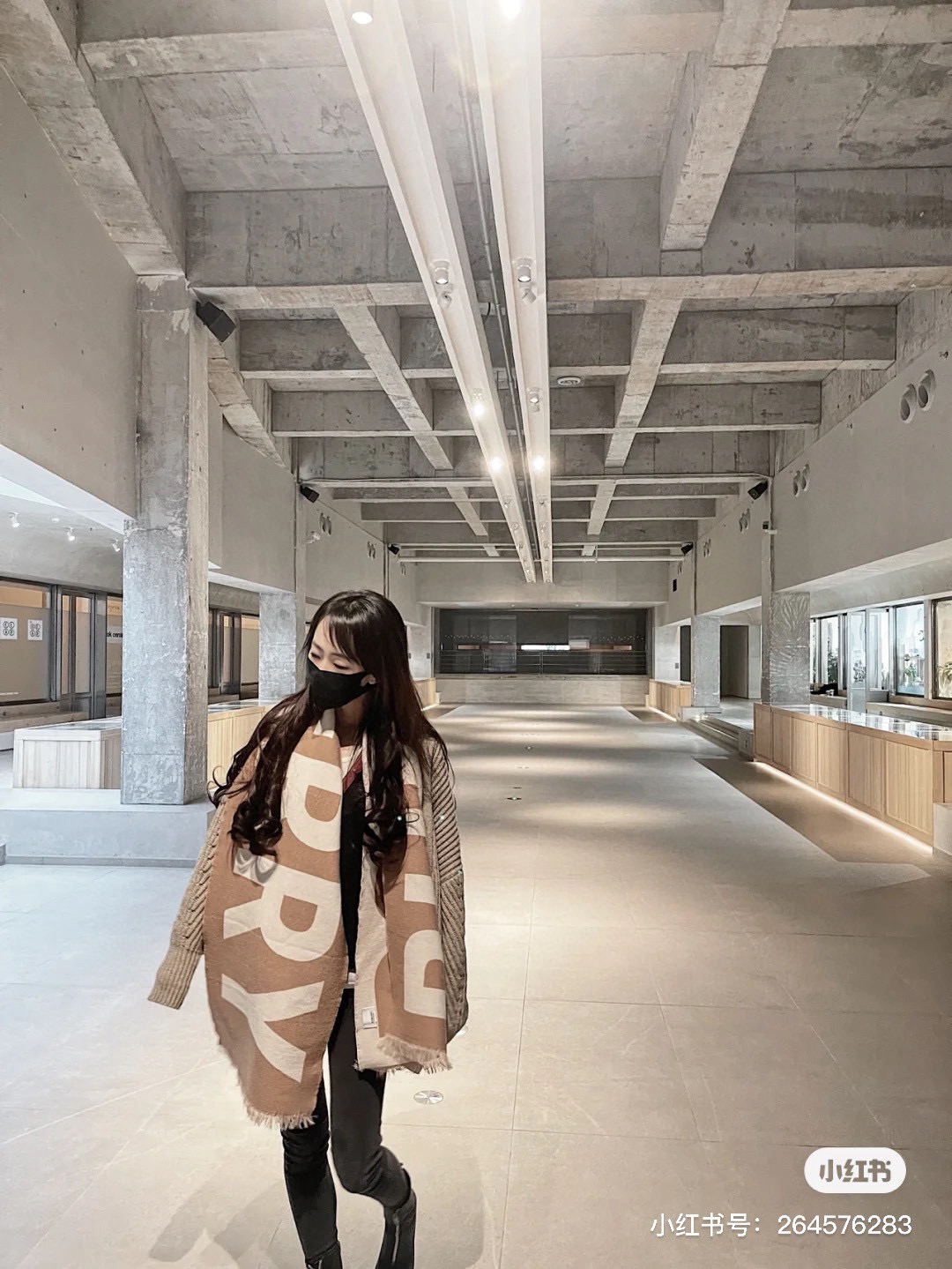 人手一条推荐！！！Burberry最新双面大字母围巾！！】超级推荐！！大字母Logo简约大牌！正反双色，