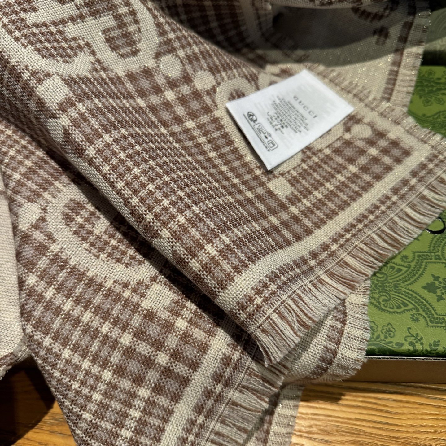 新色🐂货❗️专柜同步【双G提花双面披肩】款式经典，大方时髦，不过时，随便什么时候拿出来戴都好看。靓男靓女