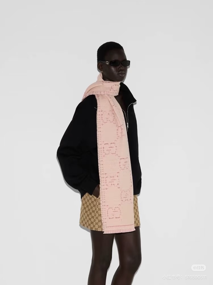 新色🐂货❗️专柜同步【双G提花双面披肩】款式经典，大方时髦，不过时，随便什么时候拿出来戴都好看。靓男靓女