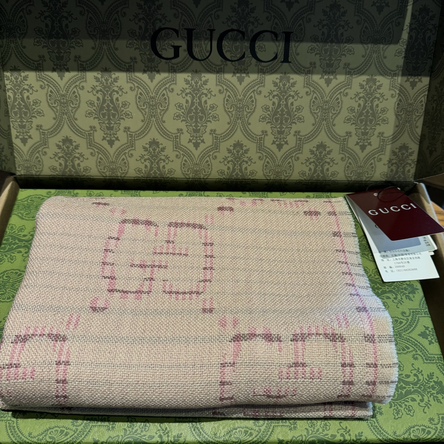 新色🐂货❗️专柜同步【双G提花双面披肩】款式经典，大方时髦，不过时，随便什么时候拿出来戴都好看。靓男靓女