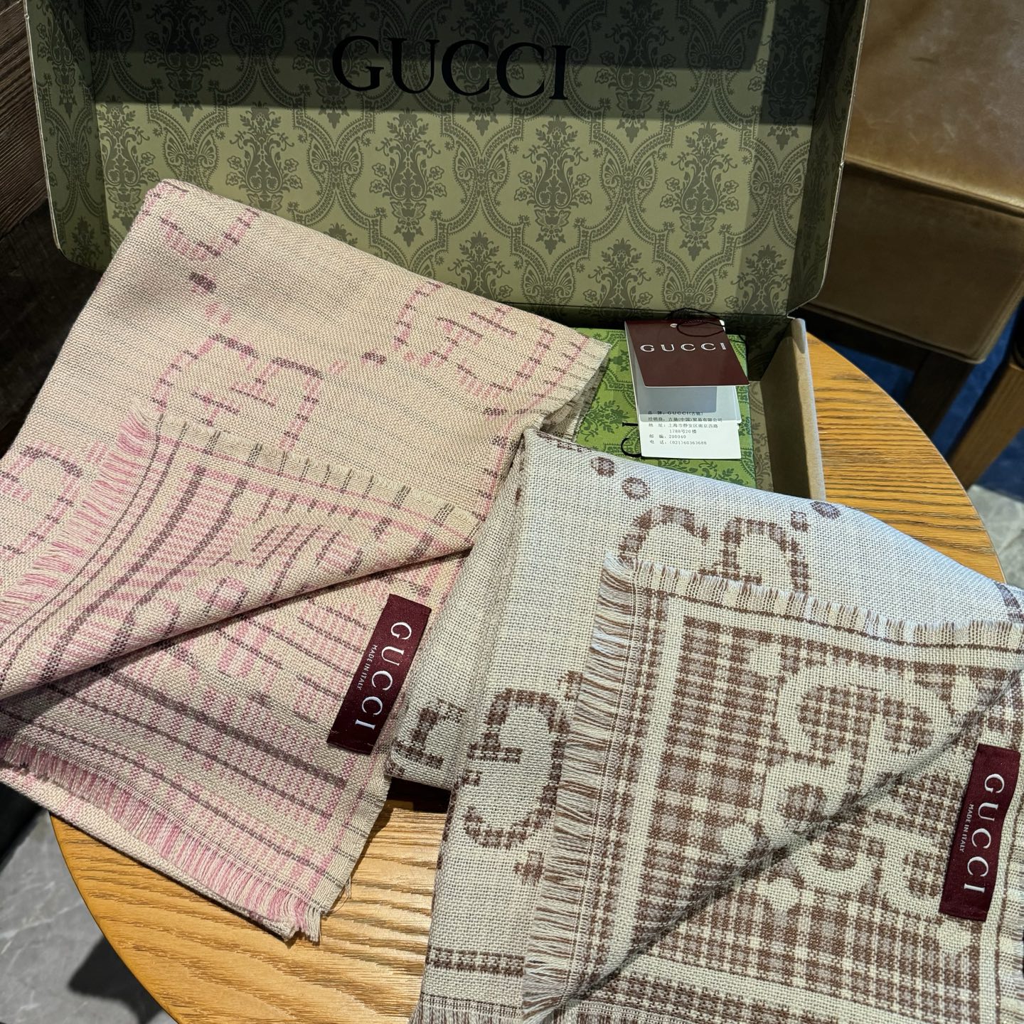 新色🐂货❗️专柜同步【双G提花双面披肩】款式经典，大方时髦，不过时，随便什么时候拿出来戴都好看。靓男靓女