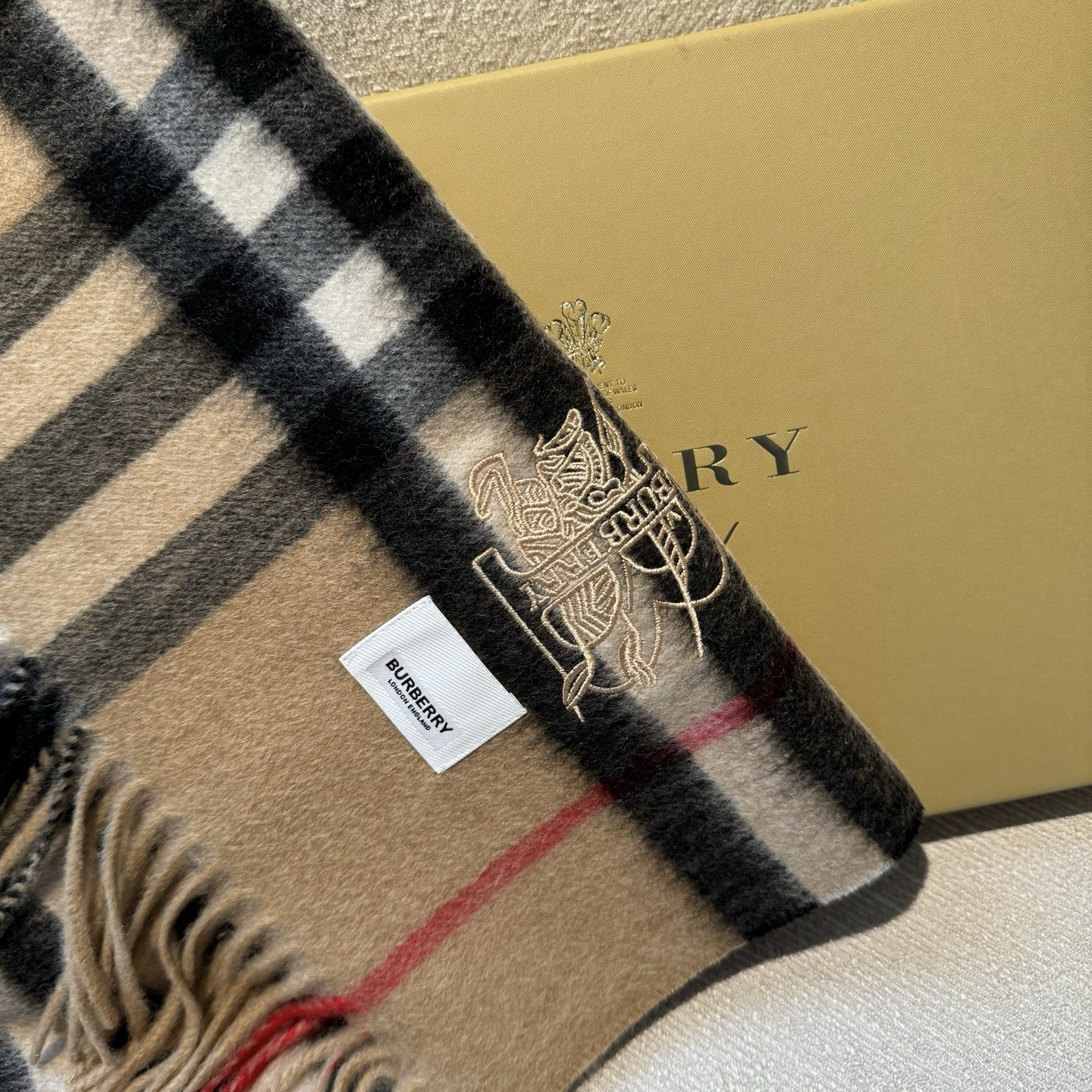 怒推走量新款🎊专柜新款(战马新标)重磅推荐🎊巴宝莉官网最新款💥 100%顶级山羊绒材质。非常保暖👑 柔软