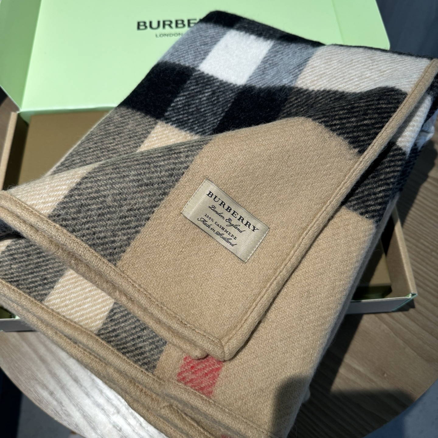 𝐁𝐔𝐑𝐁𝐄𝐑𝐑𝐘斗篷🆕 双面双色格纹羊绒披肩，不规则剪裁，均码，模特162的效果图精制披肩，选用柔软的羊