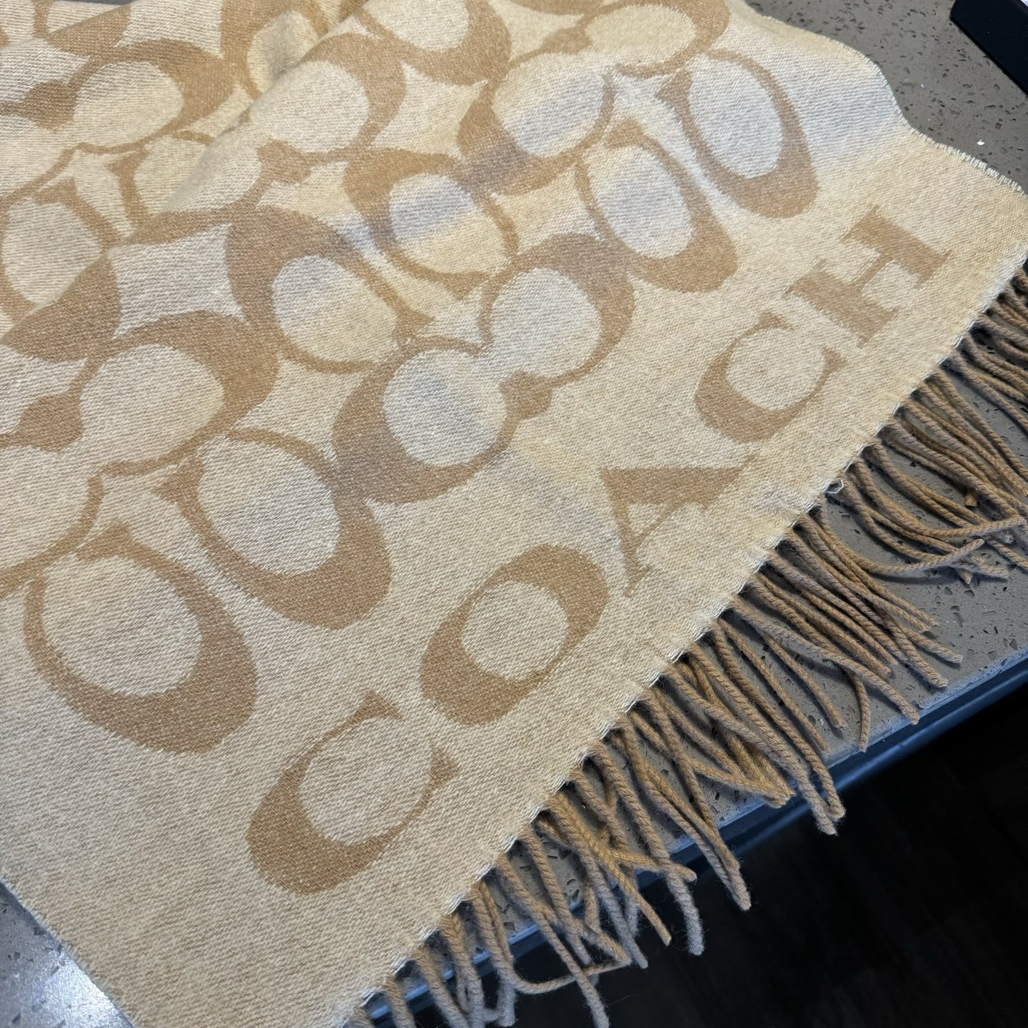 蔻驰 2025年新款到！Coach爆款！3色披肩也太好看了吧！不仅有颜值还有品质，手感超级软糯和舒服，尺