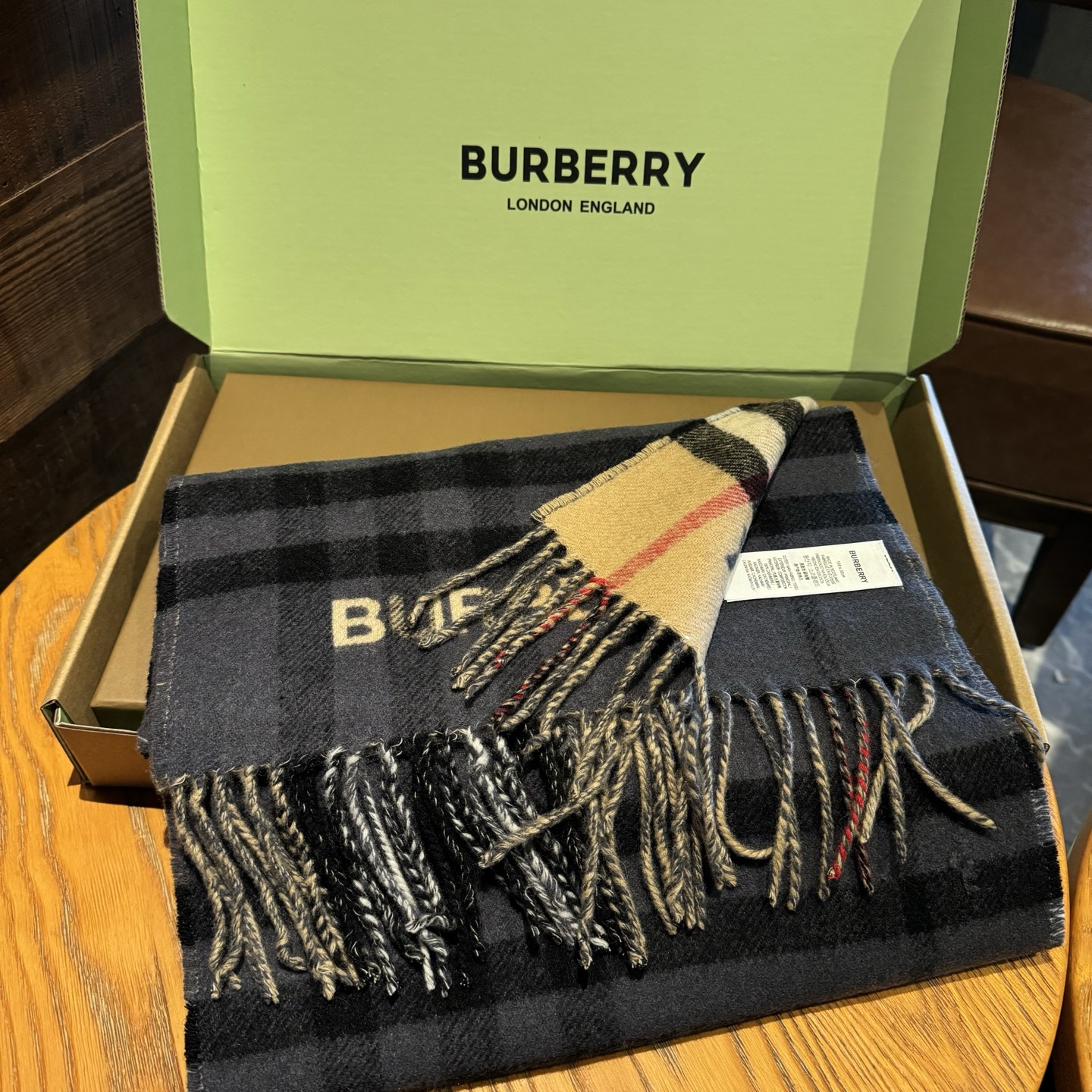 📦Burberry❗️这才叫真正的家属福利‼️B家这款男士羊绒的面料非常满意~手感真的好到不行‼️寒冬贴