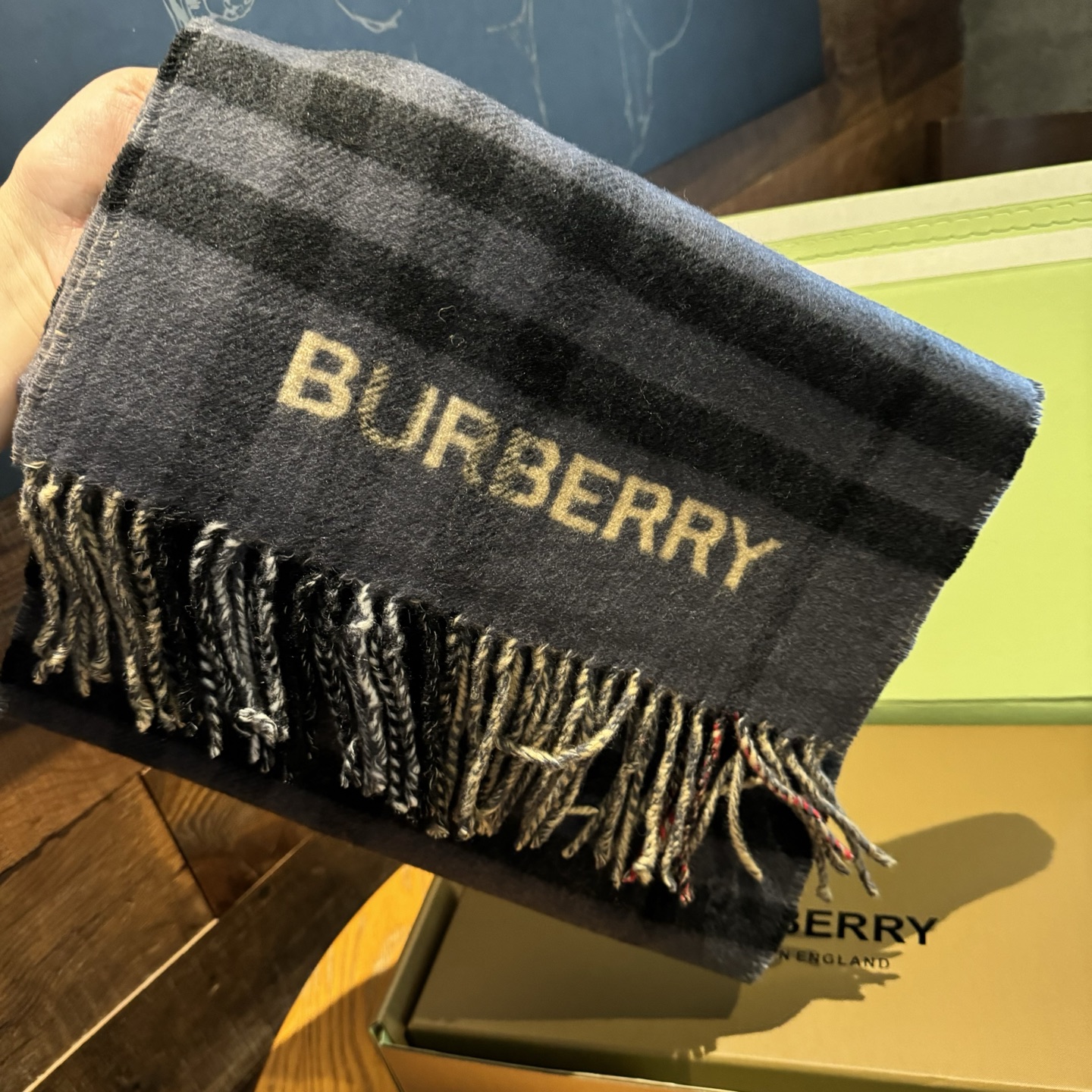 📦Burberry❗️这才叫真正的家属福利‼️B家这款男士羊绒的面料非常满意~手感真的好到不行‼️寒冬贴