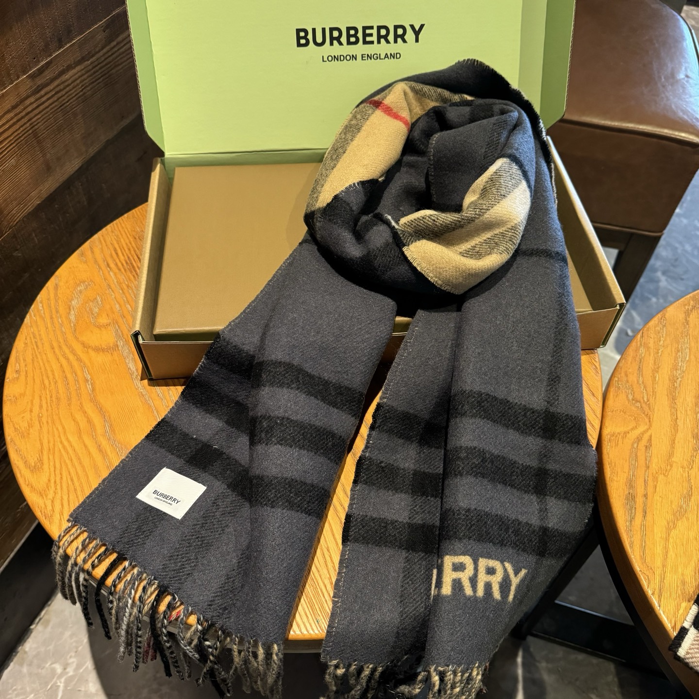 📦Burberry❗️这才叫真正的家属福利‼️B家这款男士羊绒的面料非常满意~手感真的好到不行‼️寒冬贴