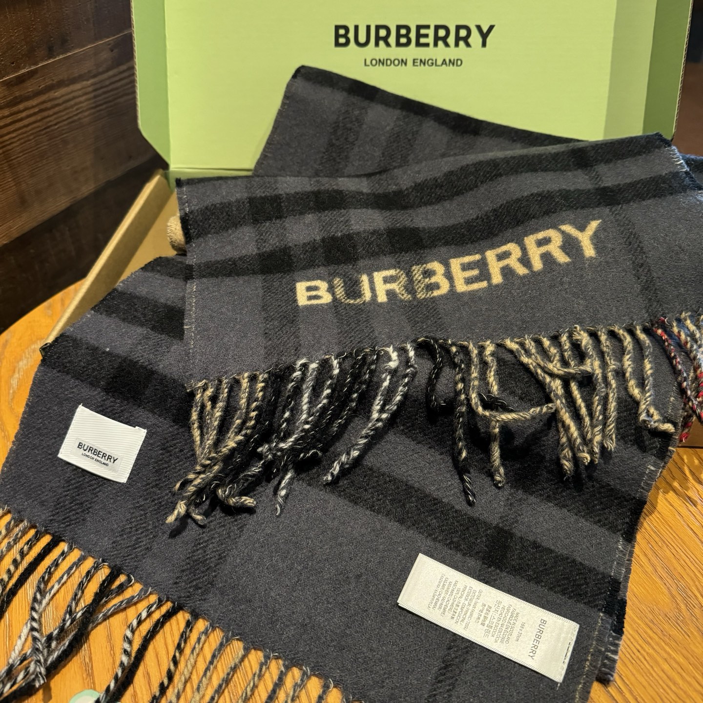 📦Burberry❗️这才叫真正的家属福利‼️B家这款男士羊绒的面料非常满意~手感真的好到不行‼️寒冬贴