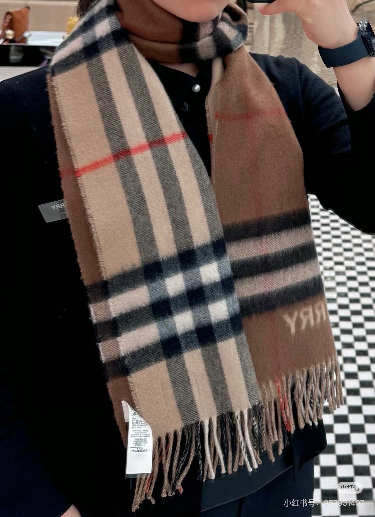 NO:603652,This is Burberry's real family benefit. I am very satisfied with the fabric of this men's cashmere. It feels really good to the touch. It is really comfortable, soft and warm when worn around the neck in winter. Trust me, it will definitely live up to your expectations. My regular customers know that the quantity of men's models is small and it is basically a matter of rush. If financial conditions permit, buy more!  People often complain that they didn’t buy it or bought less. This price is really a mother’s price, 30*180cm lambswool. High version scarf, high version scarf, burberry19860909Burberry这才叫真正的家属福利B家这款男士羊绒的面料非常满意~手感真的好到不行寒冬贴脖子围真的舒服软糯又保暖相信我,绝对不负期待我家的老客们都懂,男款数量少基本靠抢,经济条件允许的情况下,多买条！经常有人抱怨没买到或者买少了,这个价格真的算亲妈价格,30*180cm羔羊绒.高版本围巾,高版本围巾,burberry,scarf