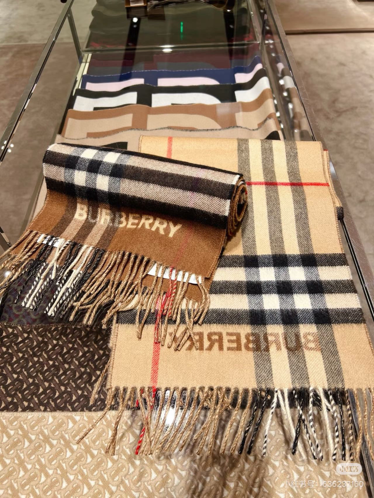 Burberry Burberry 这才叫真正的家属福利‼ B家这款男士羊绒的面料非常满意~手感真的好到不行‼ 寒冬贴脖子围真的舒服软糯又保暖 相信我