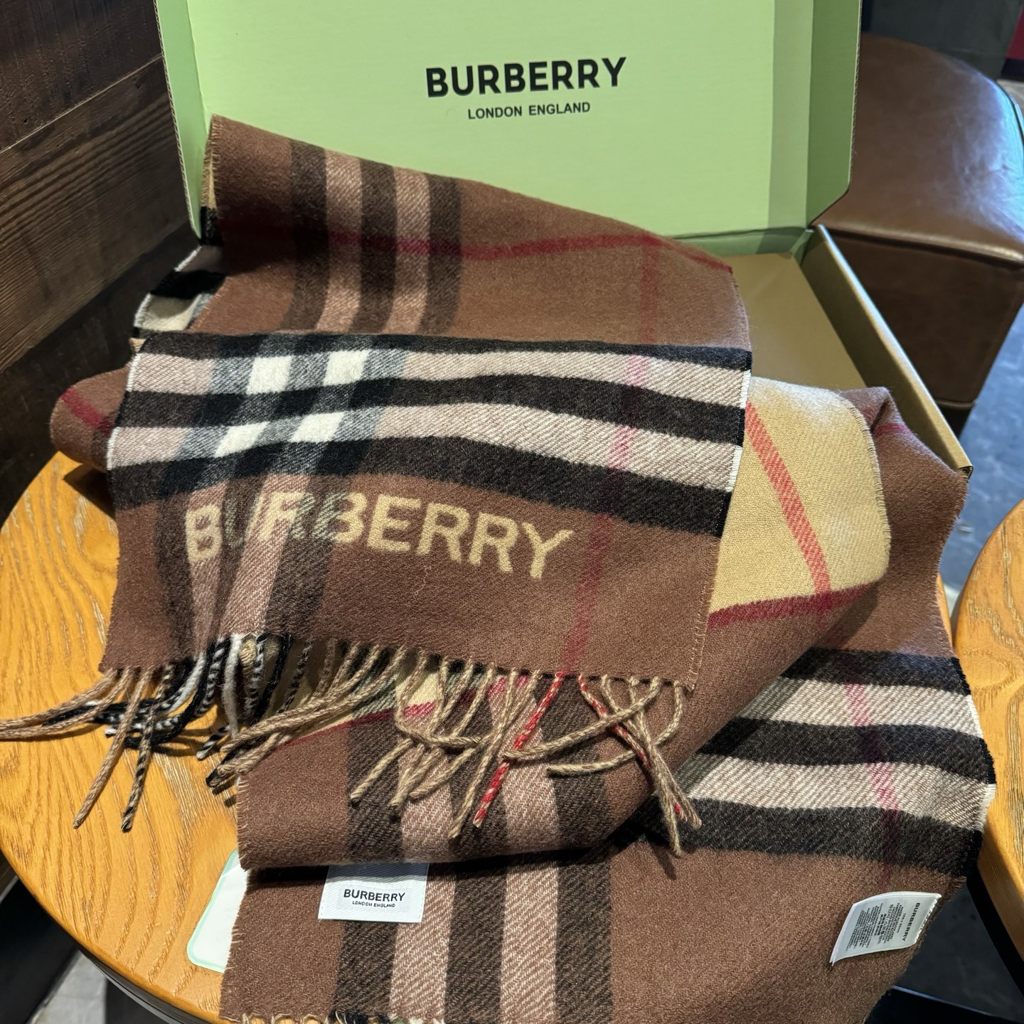 📦Burberry❗️这才叫真正的家属福利‼️B家这款男士羊绒的面料非常满意~手感真的好到不行‼️寒冬贴