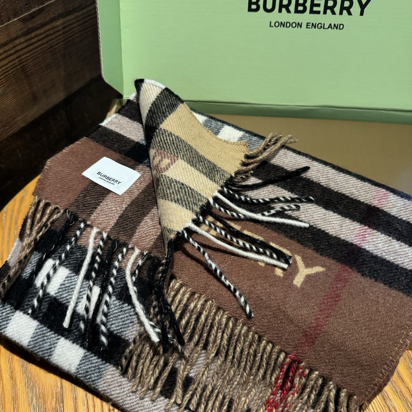 📦Burberry❗️这才叫真正的家属福利‼️B家这款男士羊绒的面料非常满意~手感真的好到不行‼️寒冬贴