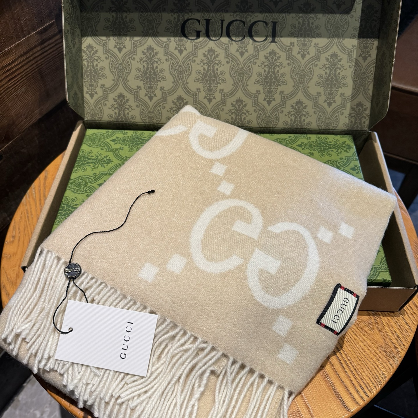 金丝版本Gucci重磅专柜最最新款，专柜售价7250的好货！就是喜欢Gucci这种调调！长在很多人喜欢这