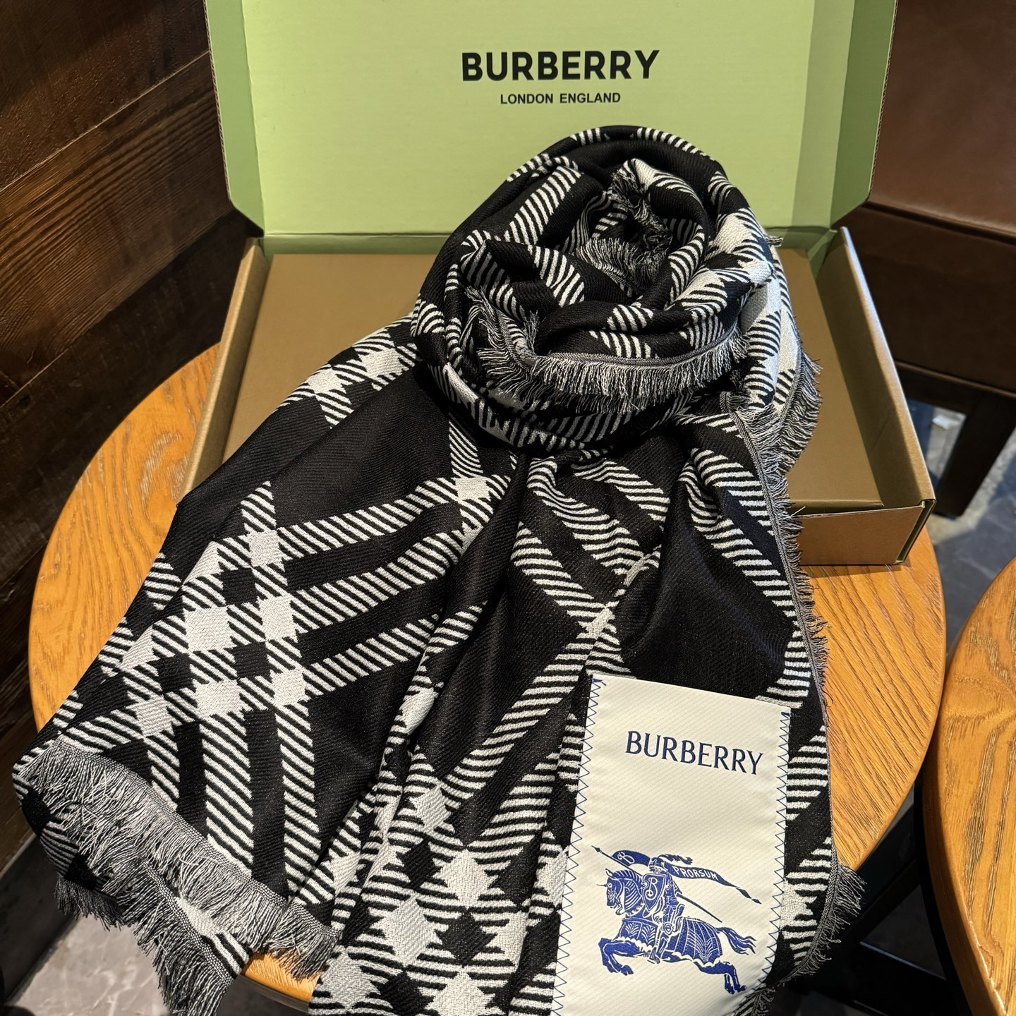 𝐁𝐔𝐑𝐁𝐄𝐑𝐑𝐘 • 𝟐𝟓ꫛꫀꪝ《骑士格纹长巾》张婧仪同款，原单品质！Size：200x65cm 70%
