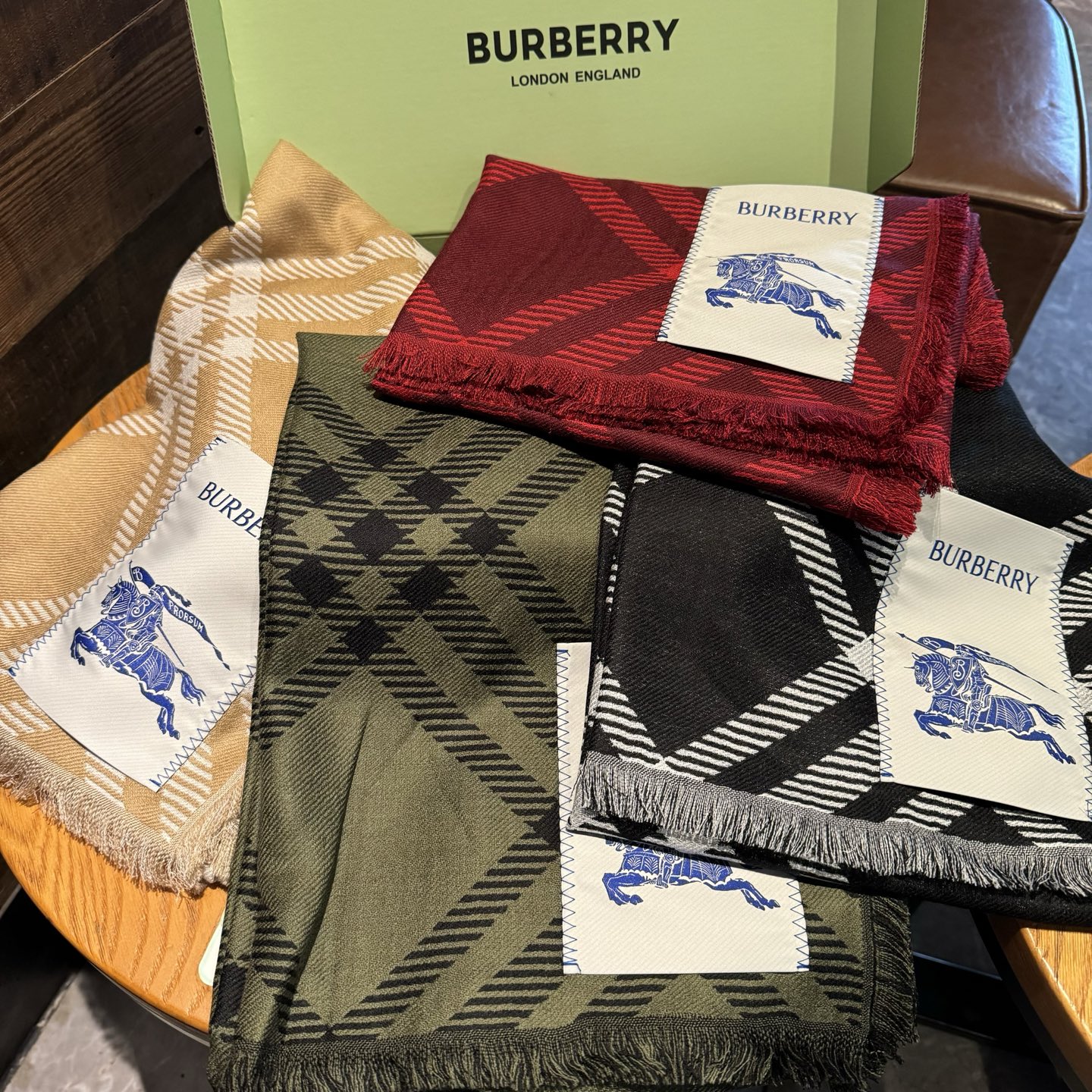 𝐁𝐔𝐑𝐁𝐄𝐑𝐑𝐘 • 𝟐𝟓ꫛꫀꪝ《骑士格纹长巾》张婧仪同款，原单品质！Size：200x65cm 70%