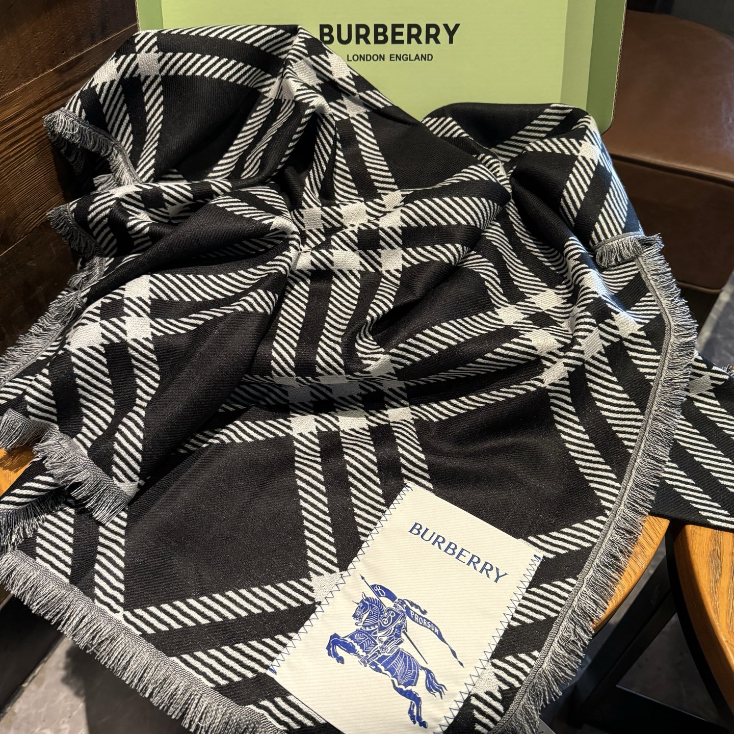 𝐁𝐔𝐑𝐁𝐄𝐑𝐑𝐘 • 𝟐𝟓ꫛꫀꪝ《骑士格纹长巾》张婧仪同款，原单品质！Size：200x65cm 70%