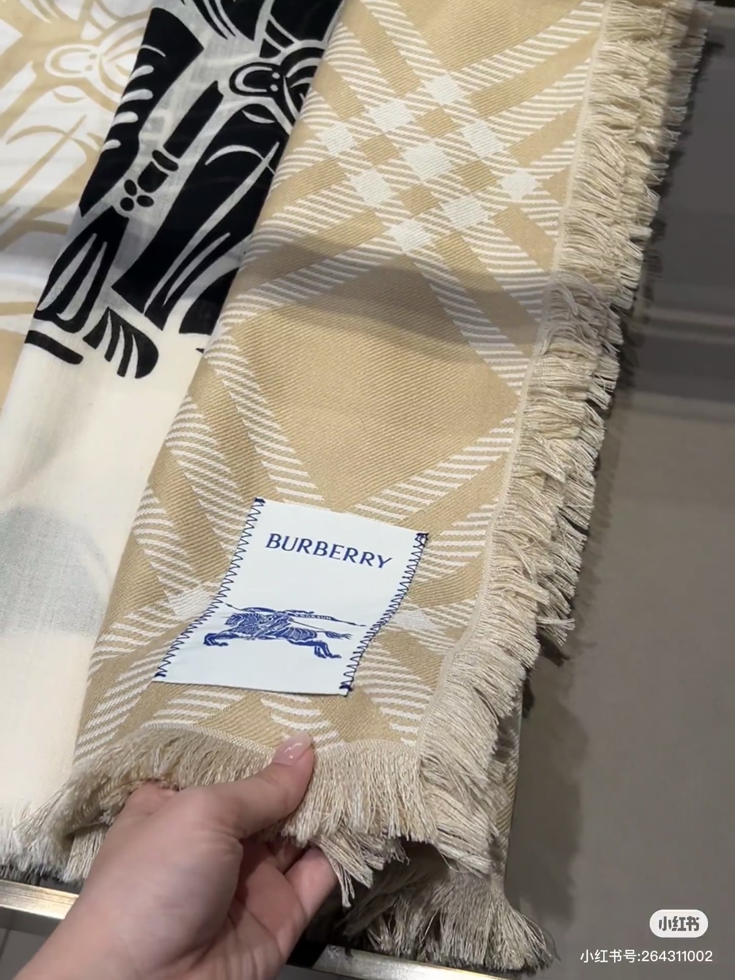 NO:603836,'Knight Plaid Long Scarf' Same style as Zhang Jingyi, original quality!  Size200x65cm 70 Wool 30 Silk Made of soft wool and silk blended fabric, double-layered and double-color, light and capable, versatile for all seasons ~ Worsted plaid pattern with equestrian knight logo, double-sided contrasting color design, same embellishment style for men and women, sun protection shawl, paired with a windbreaker jacket, full of British style!  A variety of matching methods, combining warmth and luxury. High version scarf, high version scarf, jackets & coats, real silk, shawls19860909《骑士格纹长巾》 张婧仪同款,原单品质！ Size200x65cm 70 羊毛 30真丝 柔软羊毛丝质混纺面料打造,双层双色,轻盈干练四季百搭～精纺格纹图案搭配马术骑士徽标,双面对比色设计,男女同款点缀造型、防晒披肩,搭配风衣外套,英伦风十足！多种搭配方式,兼具保暖性与奢华感.高版本围巾,高版本围巾,jackets & coats,real silk,shawls,scarf