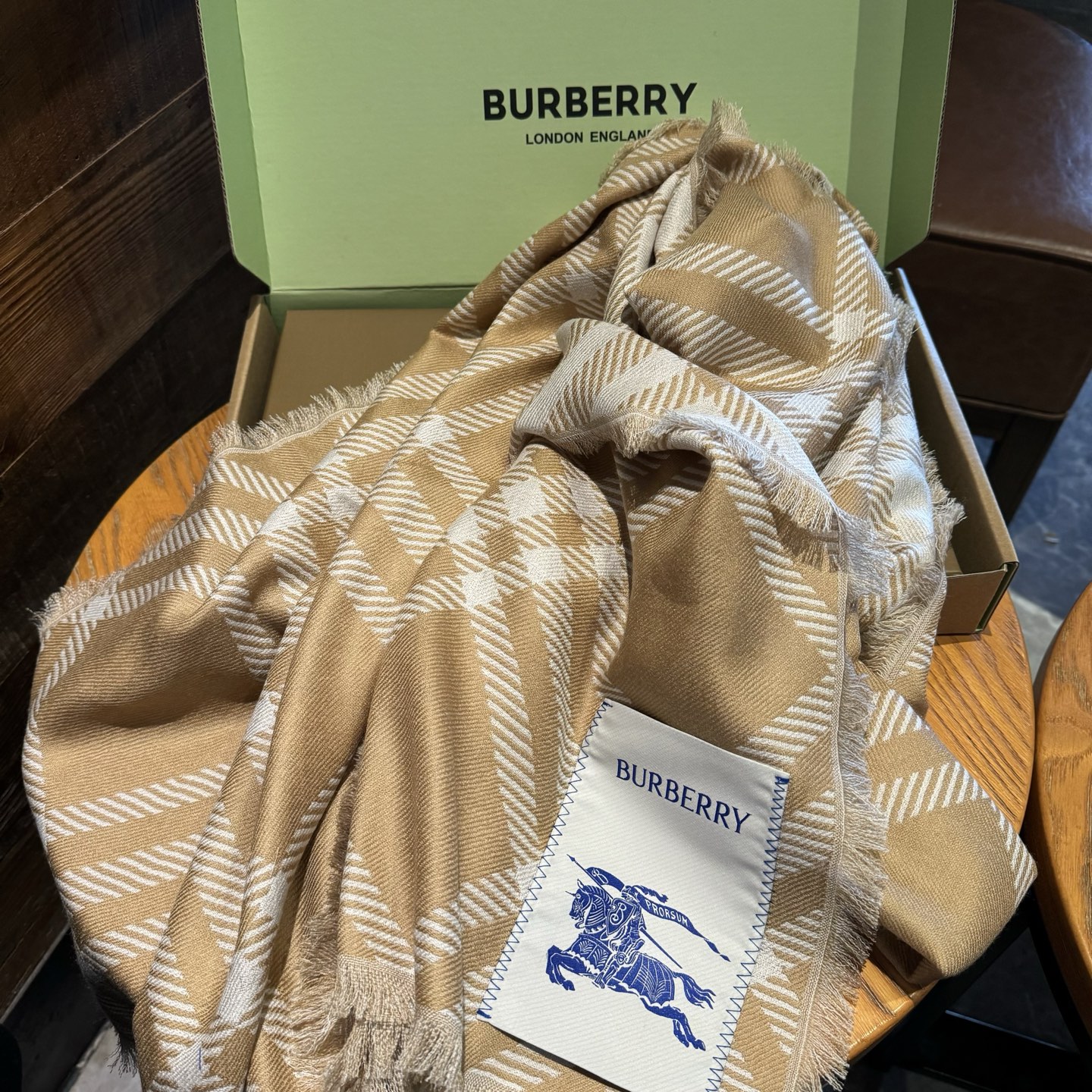 𝐁𝐔𝐑𝐁𝐄𝐑𝐑𝐘 • 𝟐𝟓ꫛꫀꪝ《骑士格纹长巾》张婧仪同款，原单品质！Size：200x65cm 70%