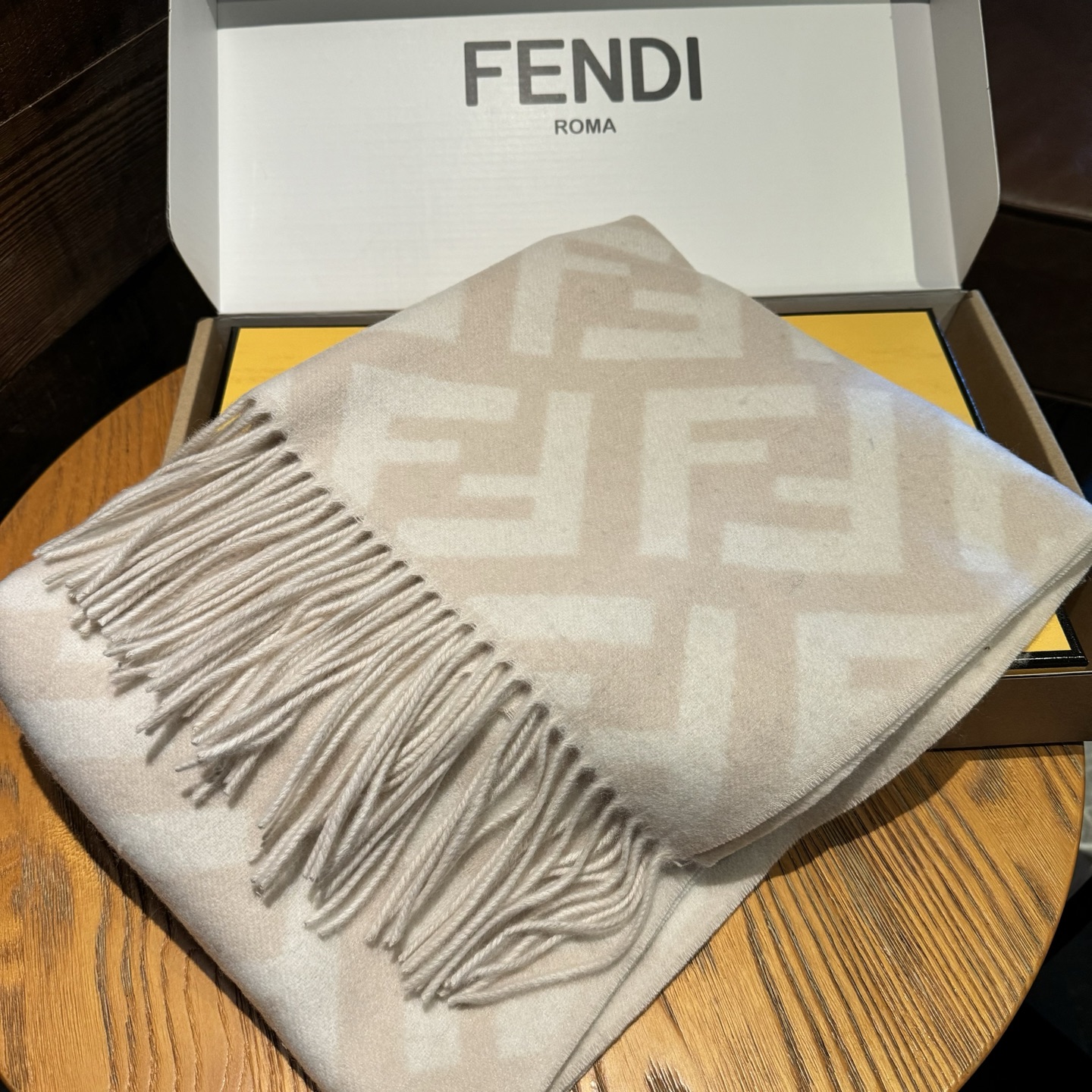 Fendi 免代购 混绒版本 ‼ Fendi今年最火的围巾 全世界都在抢的老花FF字母款 主打的限量大 ‼ 也是有钱也很难买到的好玩意儿‼ 正儿八经的好东西
