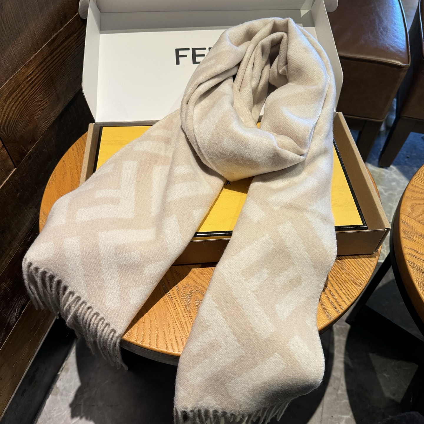 Fendi 免代购 混绒版本 ‼ Fendi今年最火的围巾 全世界都在抢的老花FF字母款 主打的限量大 ‼ 也是有钱也很难买到的好玩意儿‼ 正儿八经的好东西