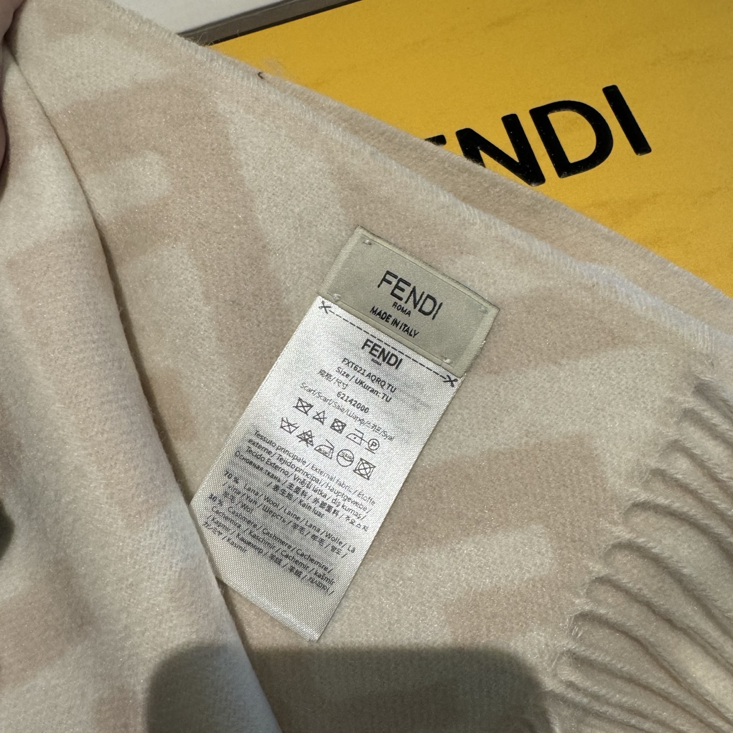 Fendi 免代购 混绒版本 ‼ Fendi今年最火的围巾 全世界都在抢的老花FF字母款 主打的限量大 ‼ 也是有钱也很难买到的好玩意儿‼ 正儿八经的好东西