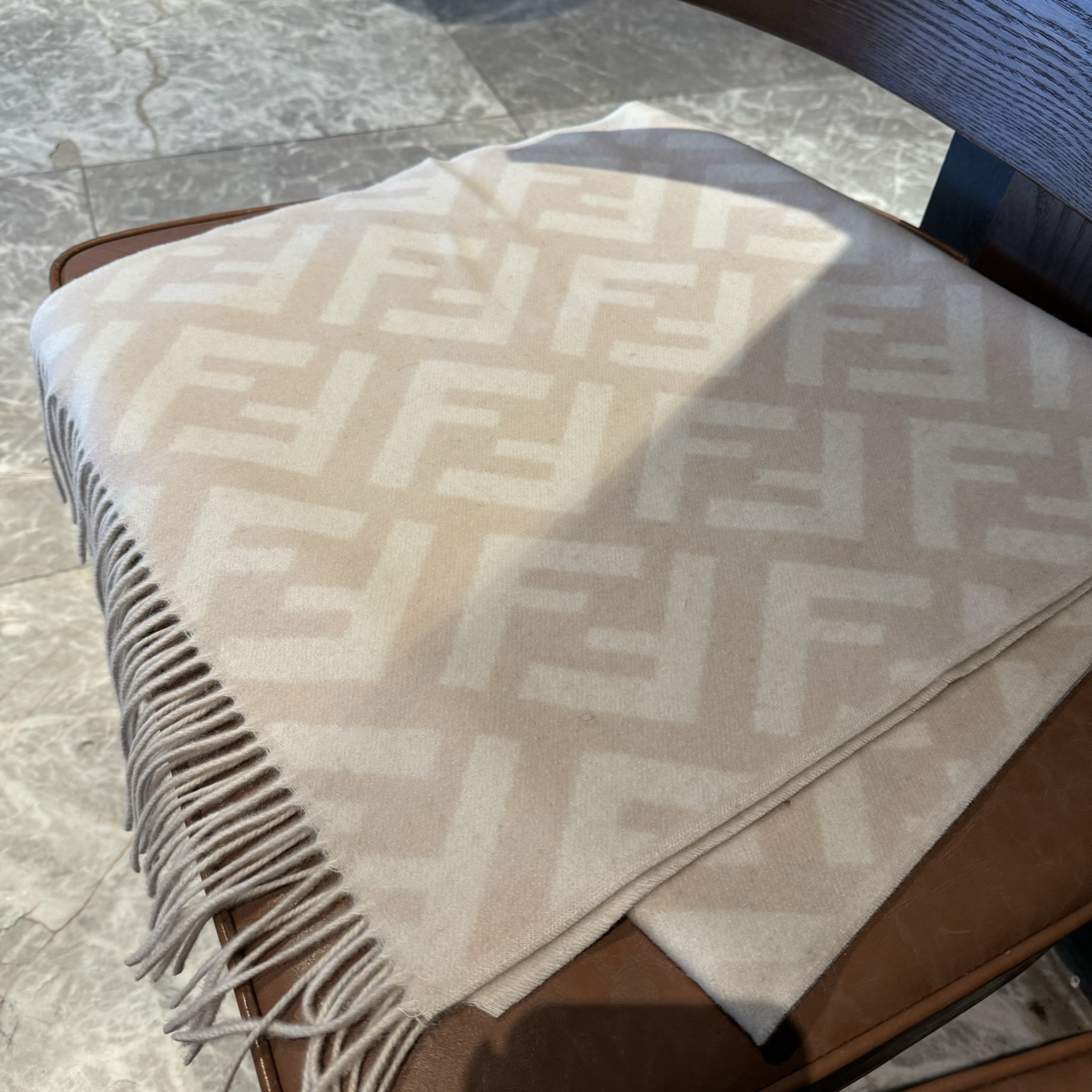 Fendi 免代购 混绒版本 ‼ Fendi今年最火的围巾 全世界都在抢的老花FF字母款 主打的限量大 ‼ 也是有钱也很难买到的好玩意儿‼ 正儿八经的好东西