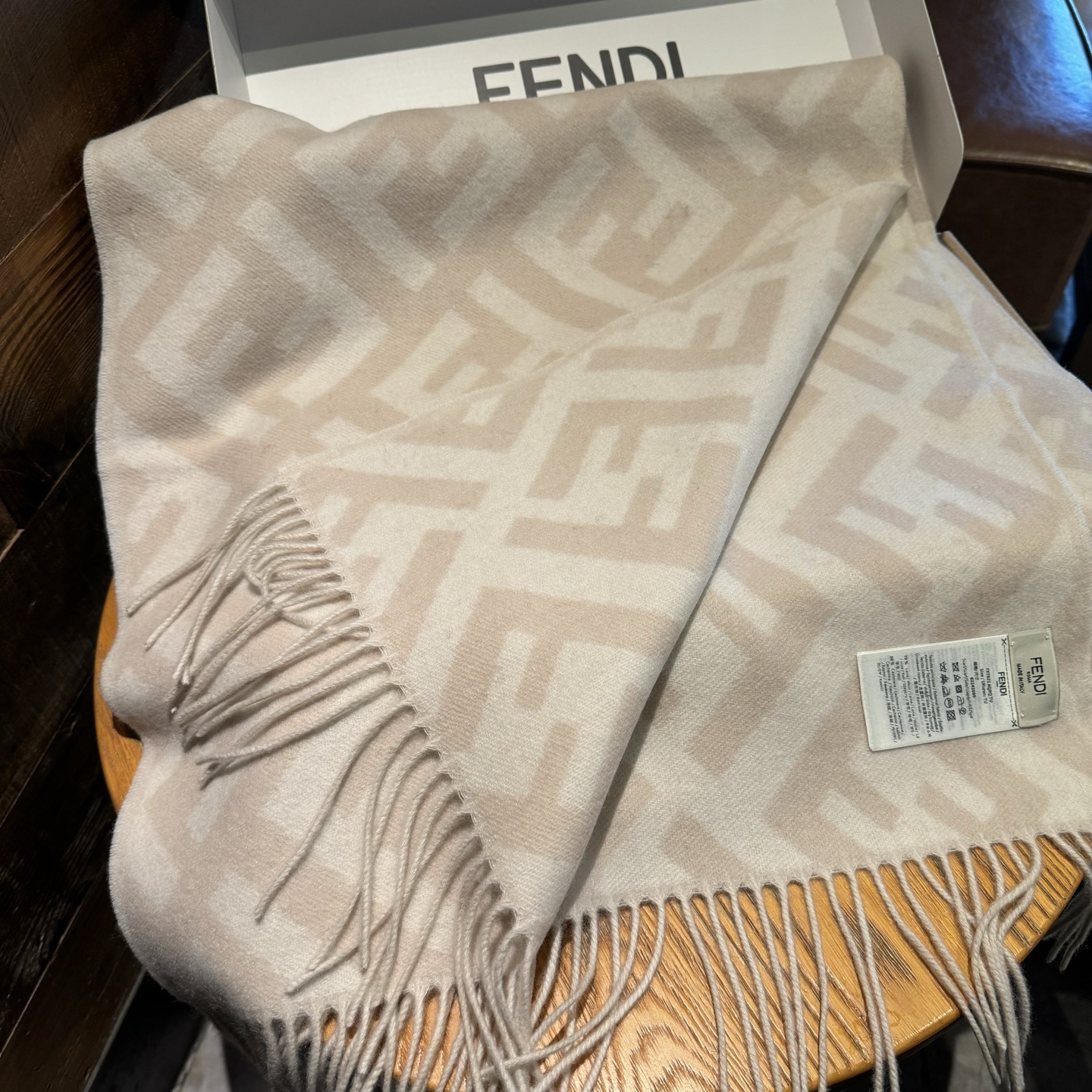 Fendi 免代购 混绒版本 ‼ Fendi今年最火的围巾 全世界都在抢的老花FF字母款 主打的限量大 ‼ 也是有钱也很难买到的好玩意儿‼ 正儿八经的好东西