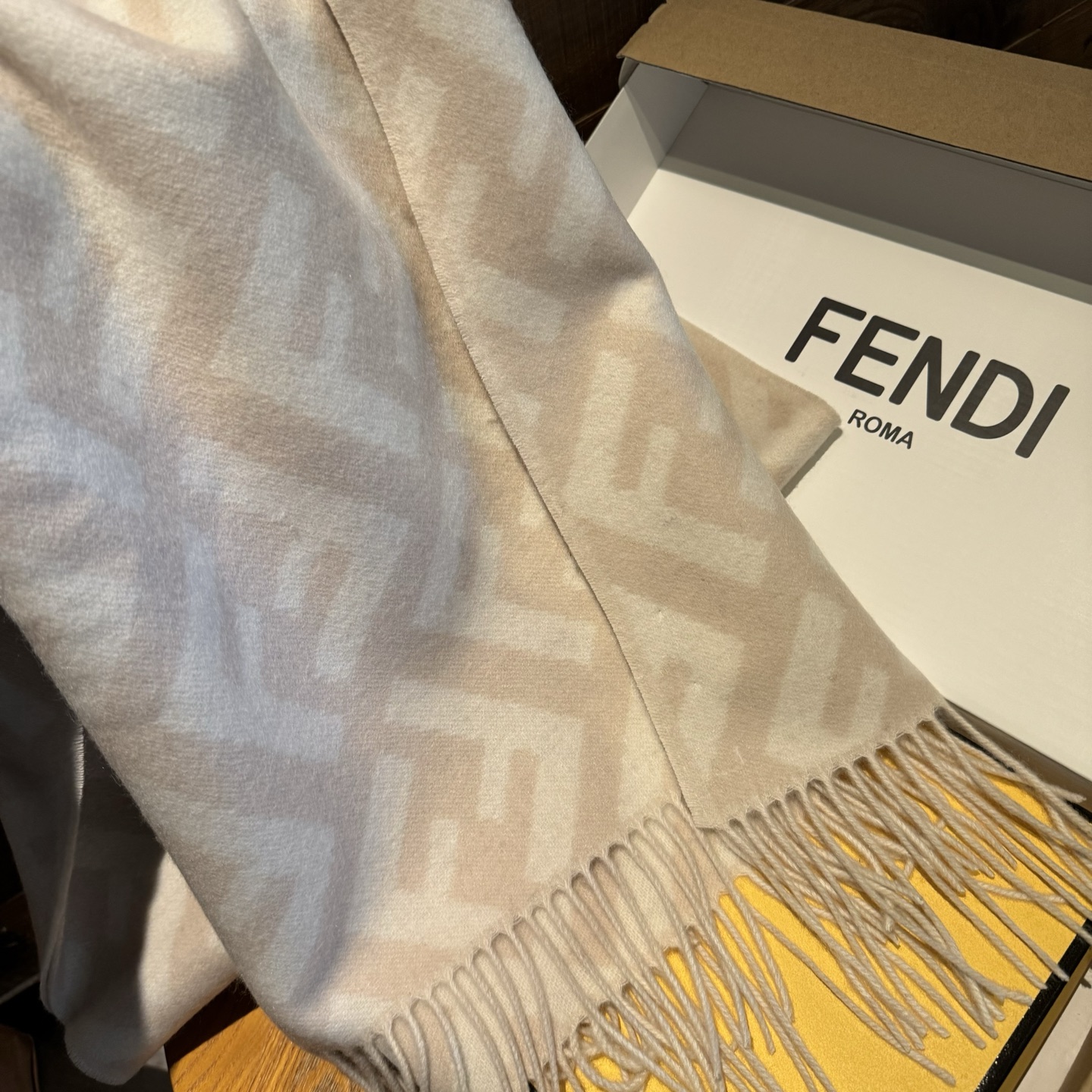Fendi 免代购 混绒版本 ‼ Fendi今年最火的围巾 全世界都在抢的老花FF字母款 主打的限量大 ‼ 也是有钱也很难买到的好玩意儿‼ 正儿八经的好东西